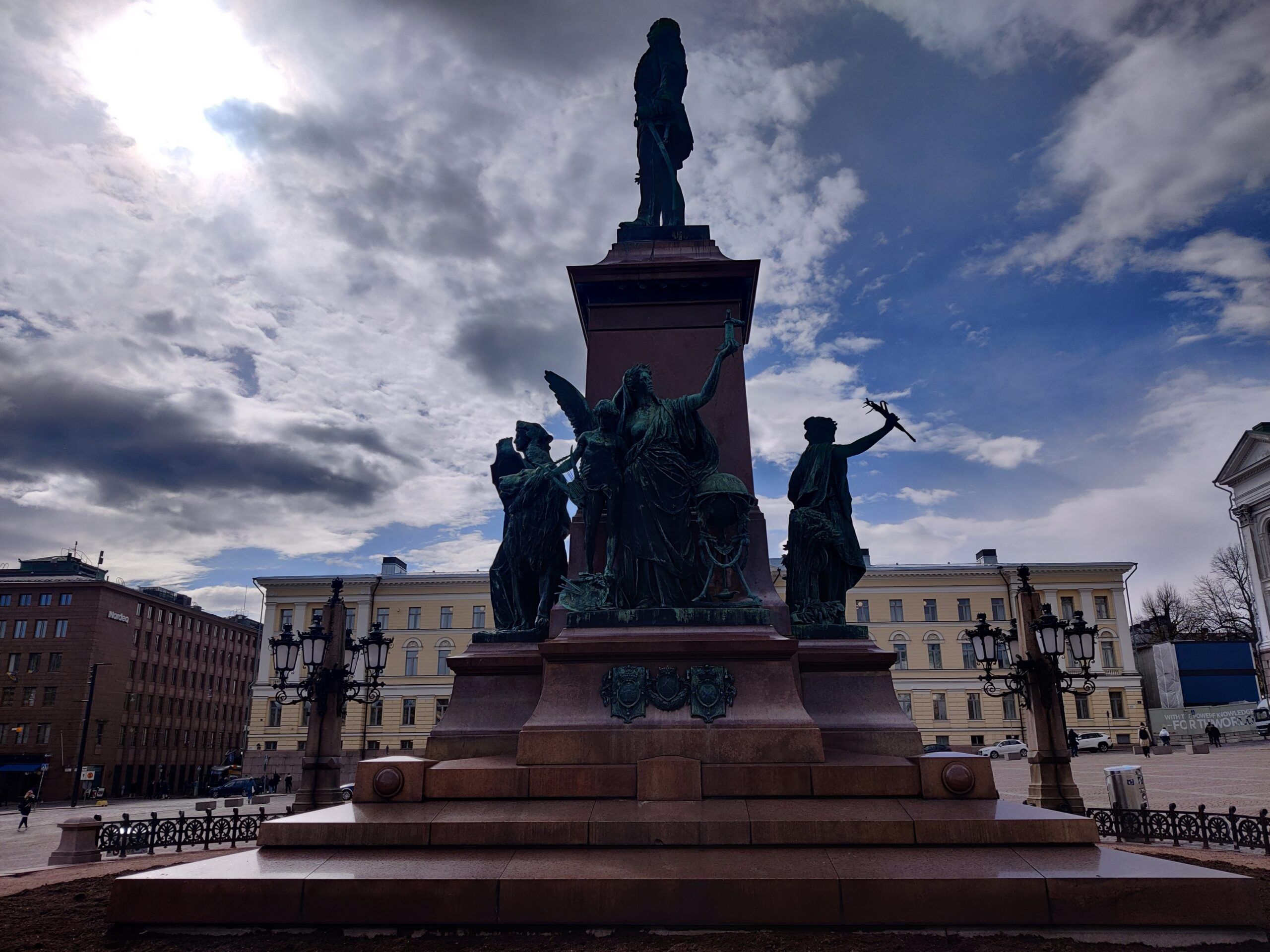 Pomnik na senatintori w helsinkach na tle zachmurzonego nieba