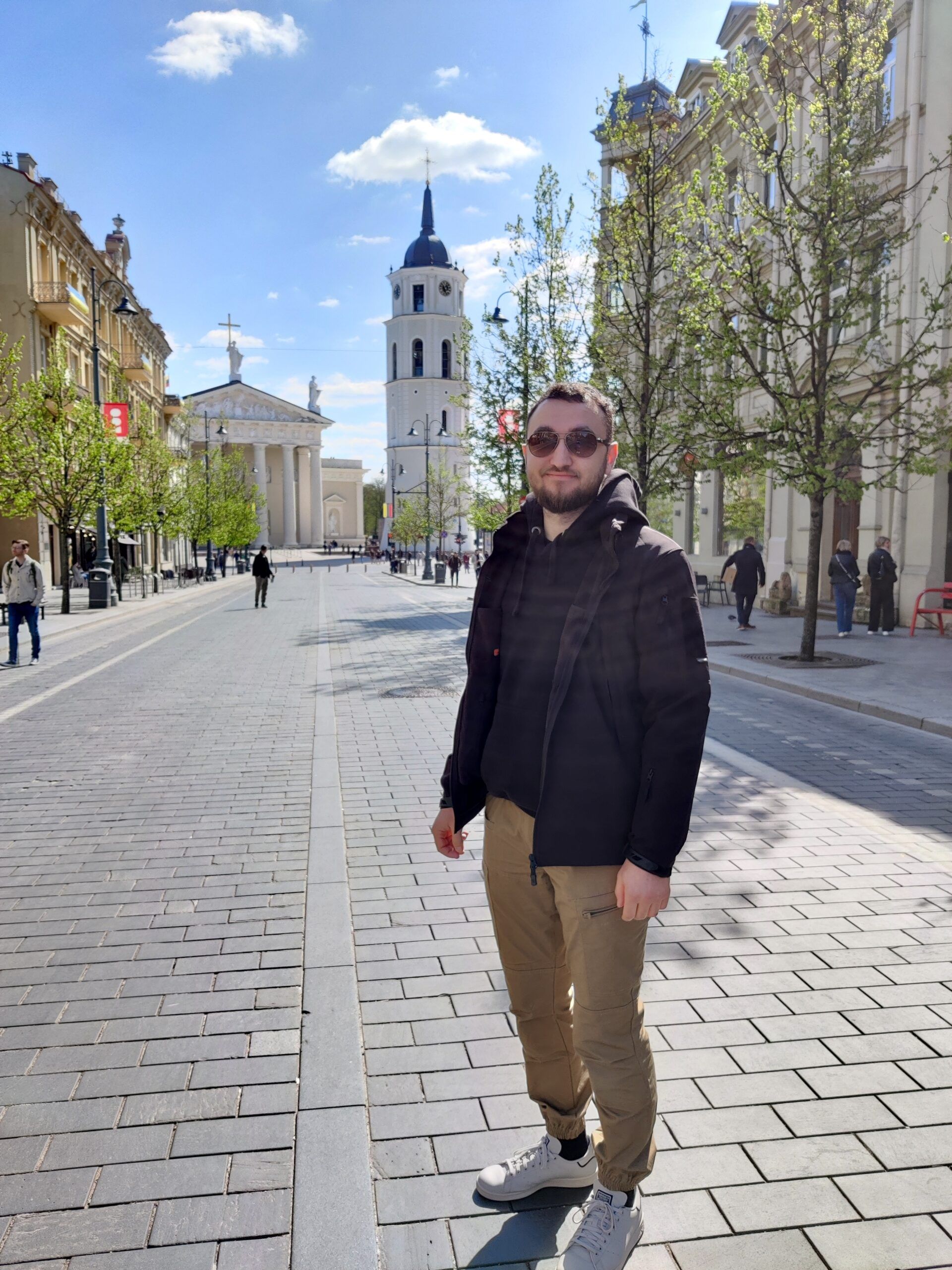 Vilnius old town z katedrą i dzwonnicą na tle spacerującej osoby