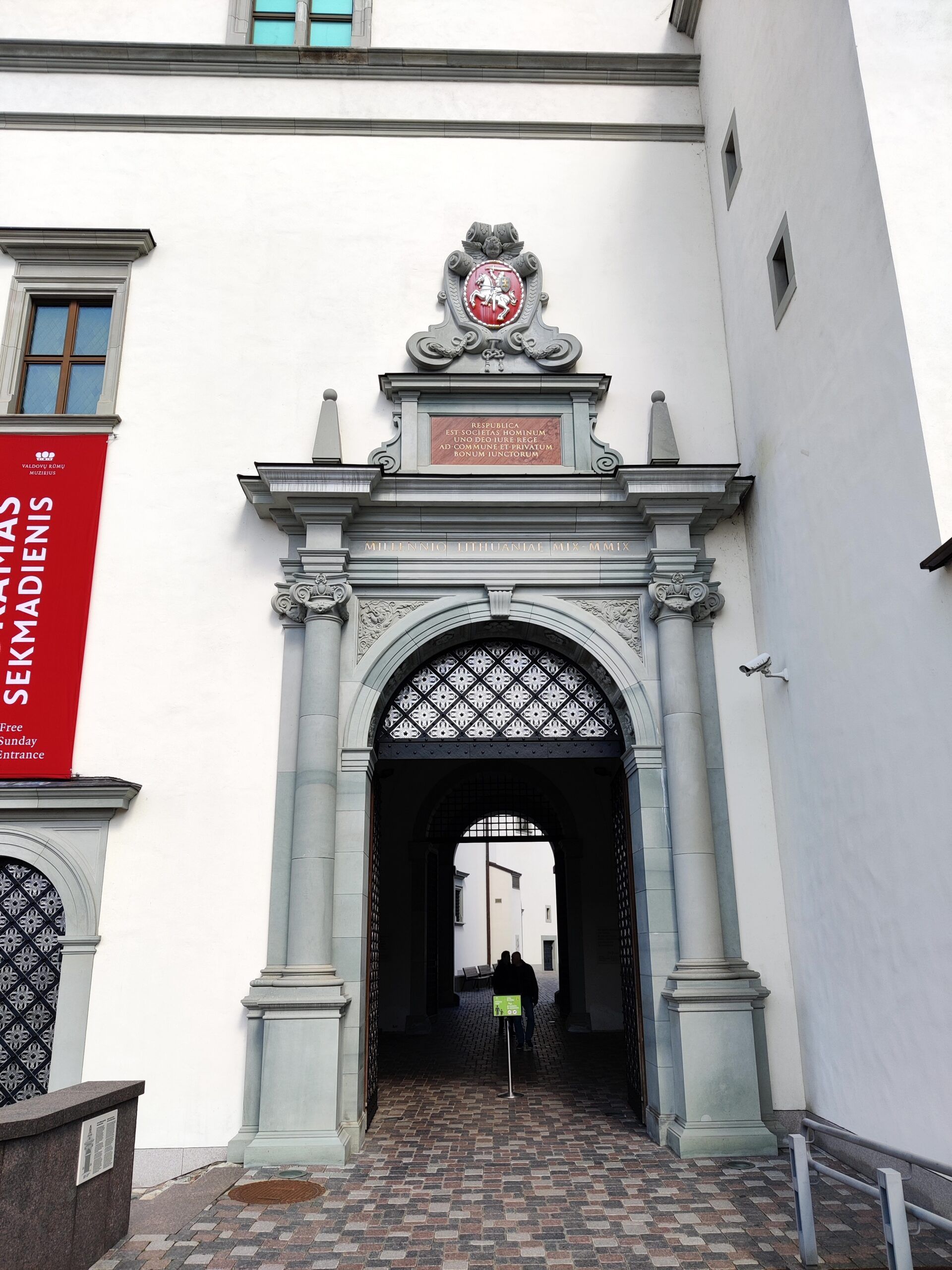 Brama pałacu wielkich książąt litewskich w wilnie z herbem i arkadowym przejściem