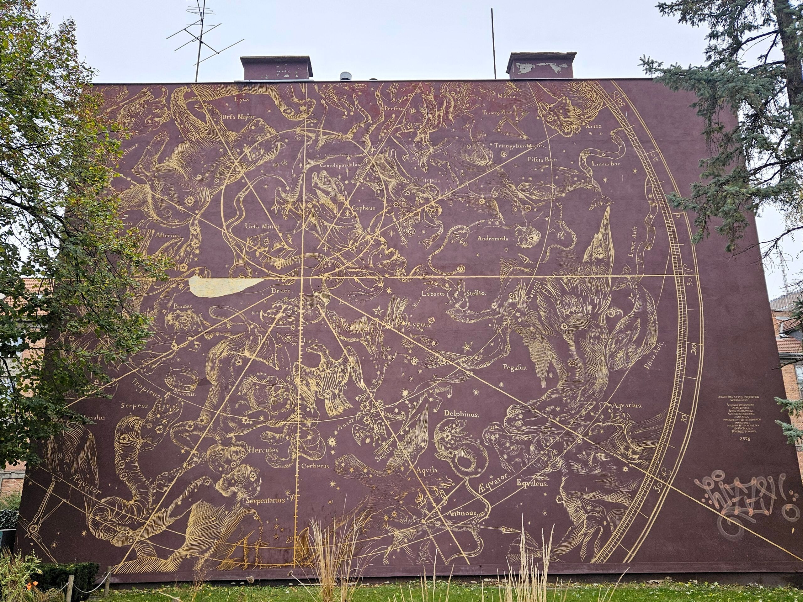 Mural z mapą gwiazdozbiorów przy pomniku heweliusza w gdańsku