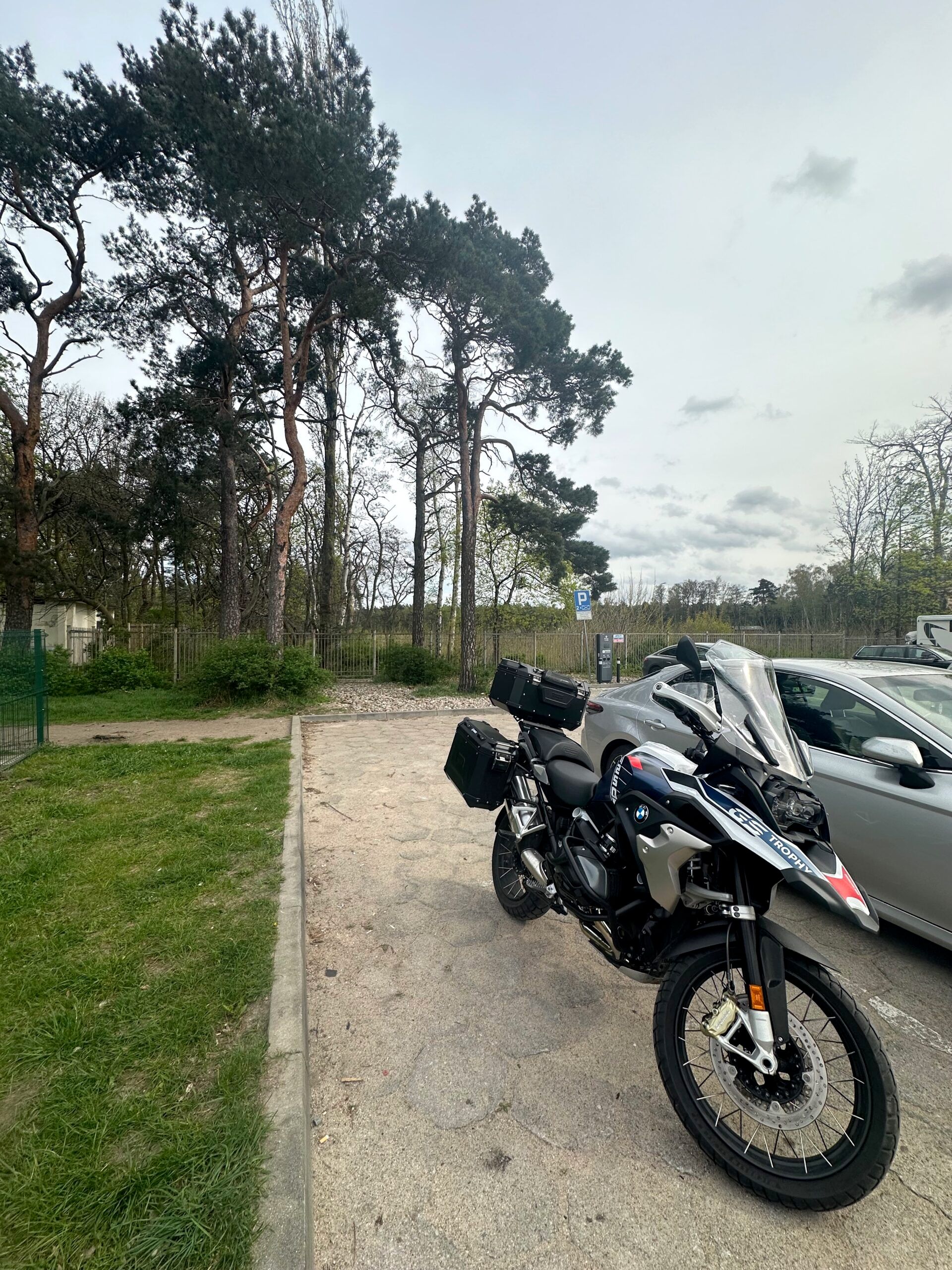 Motocykl bmw zaparkowany przy leśnym parkingu w gdańsku.