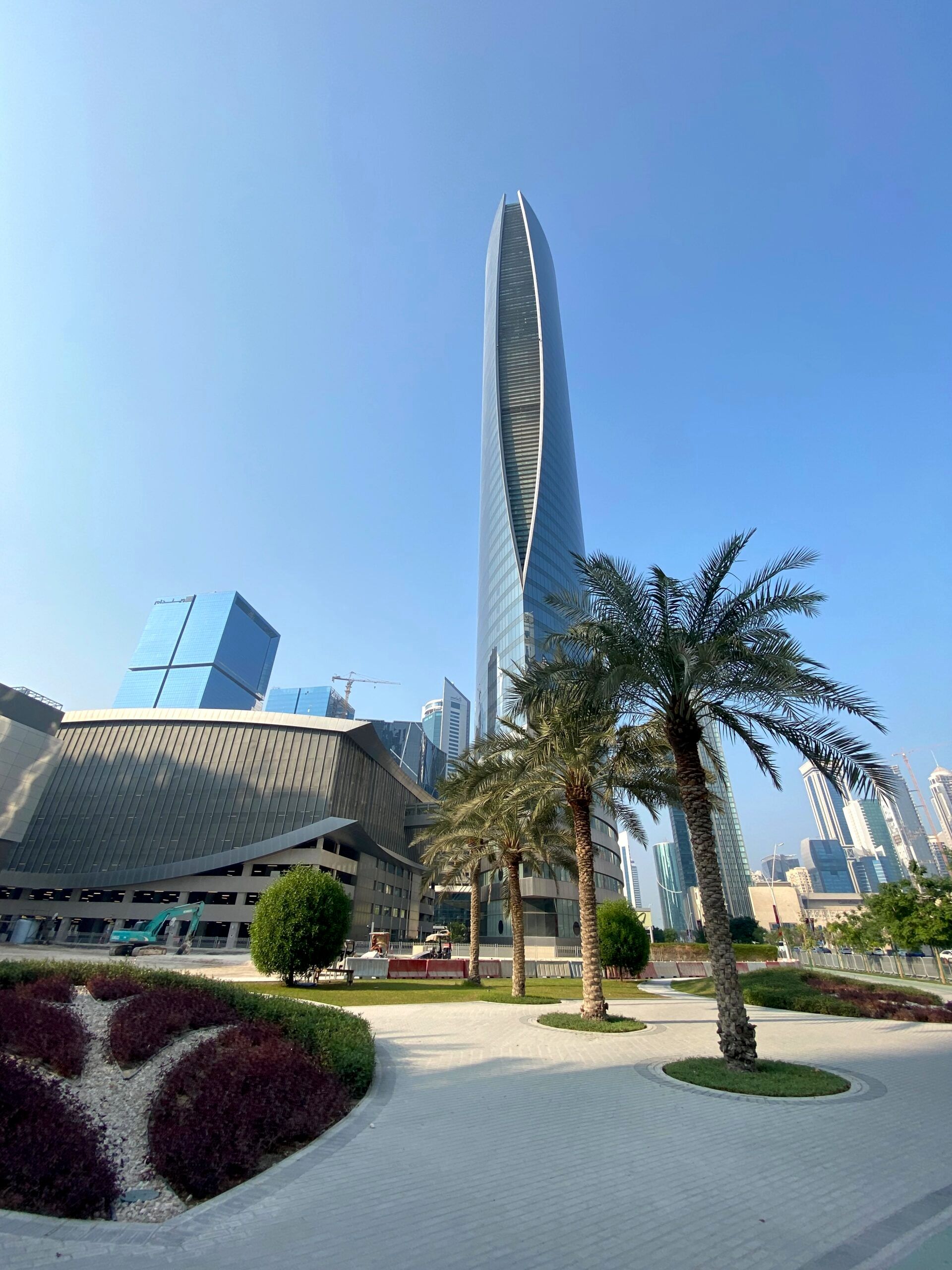 Panorama doha z wieżowcem katara towers i palmami w pierwszym planie