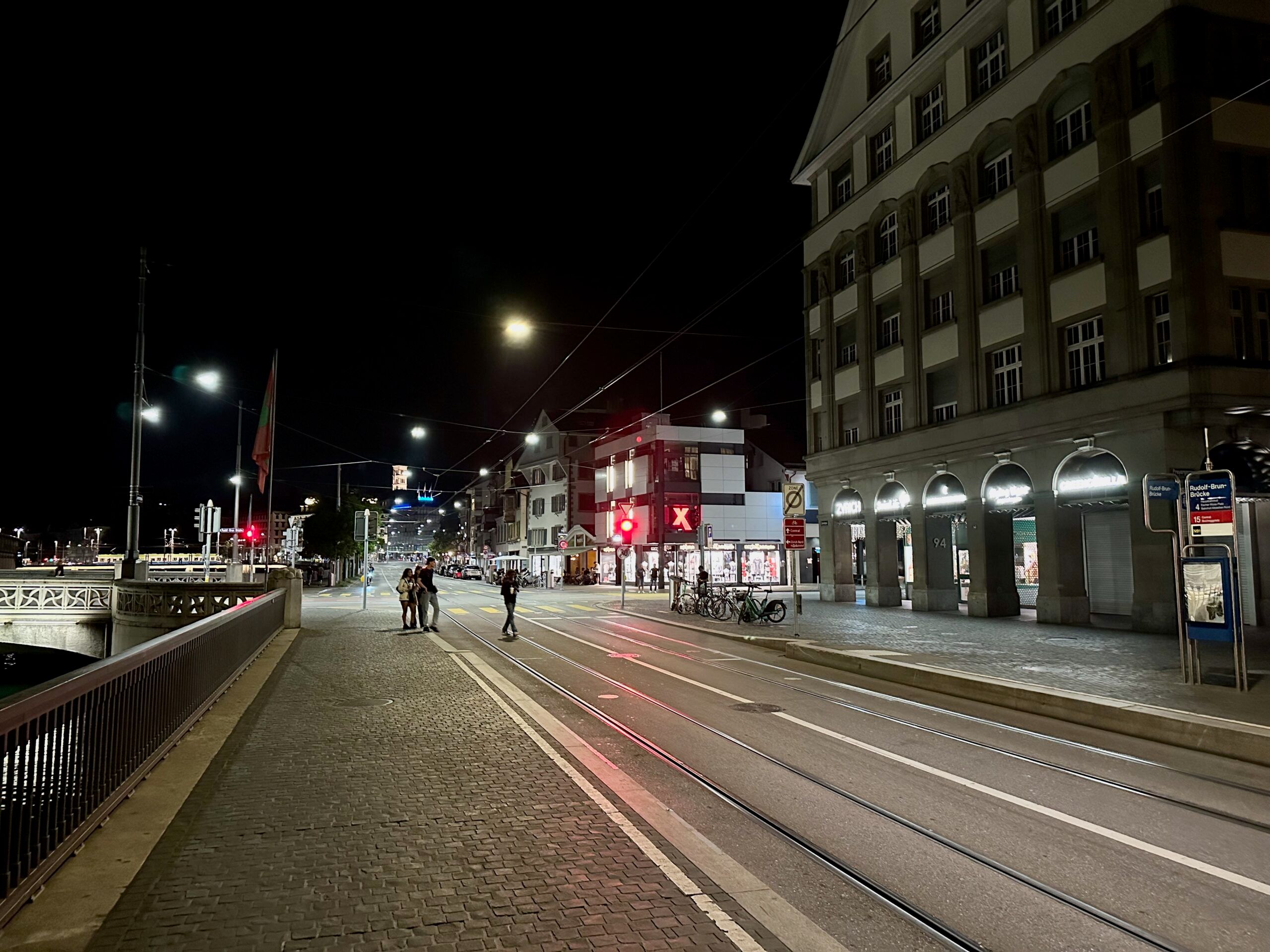 Nocny widok ulicy i torowiska w zurychu przy moście rudolf-brun-brücke