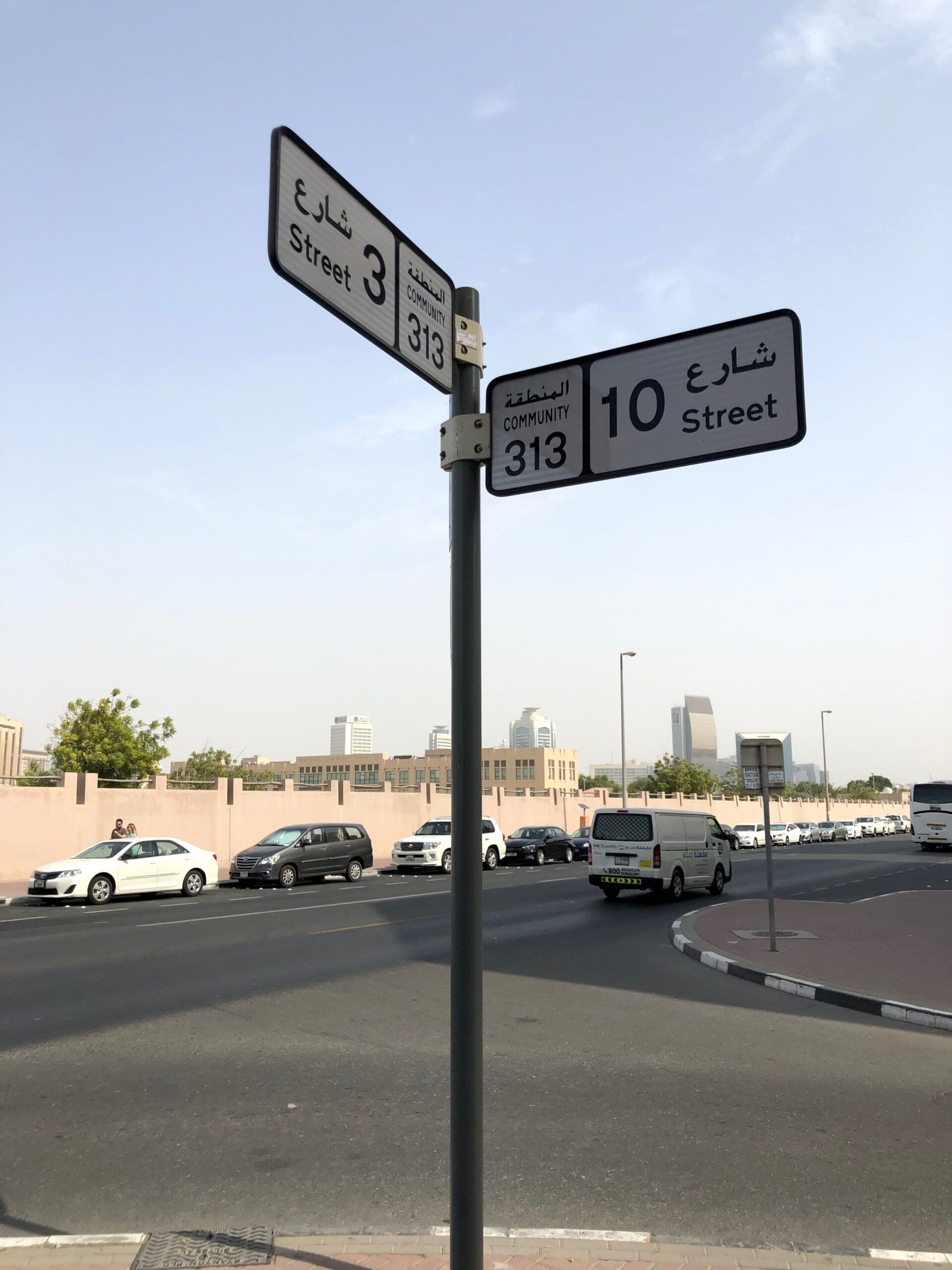 Znaki uliczne przy skrzyżowaniu w dubaju, community 313, ulica 3 i 10.