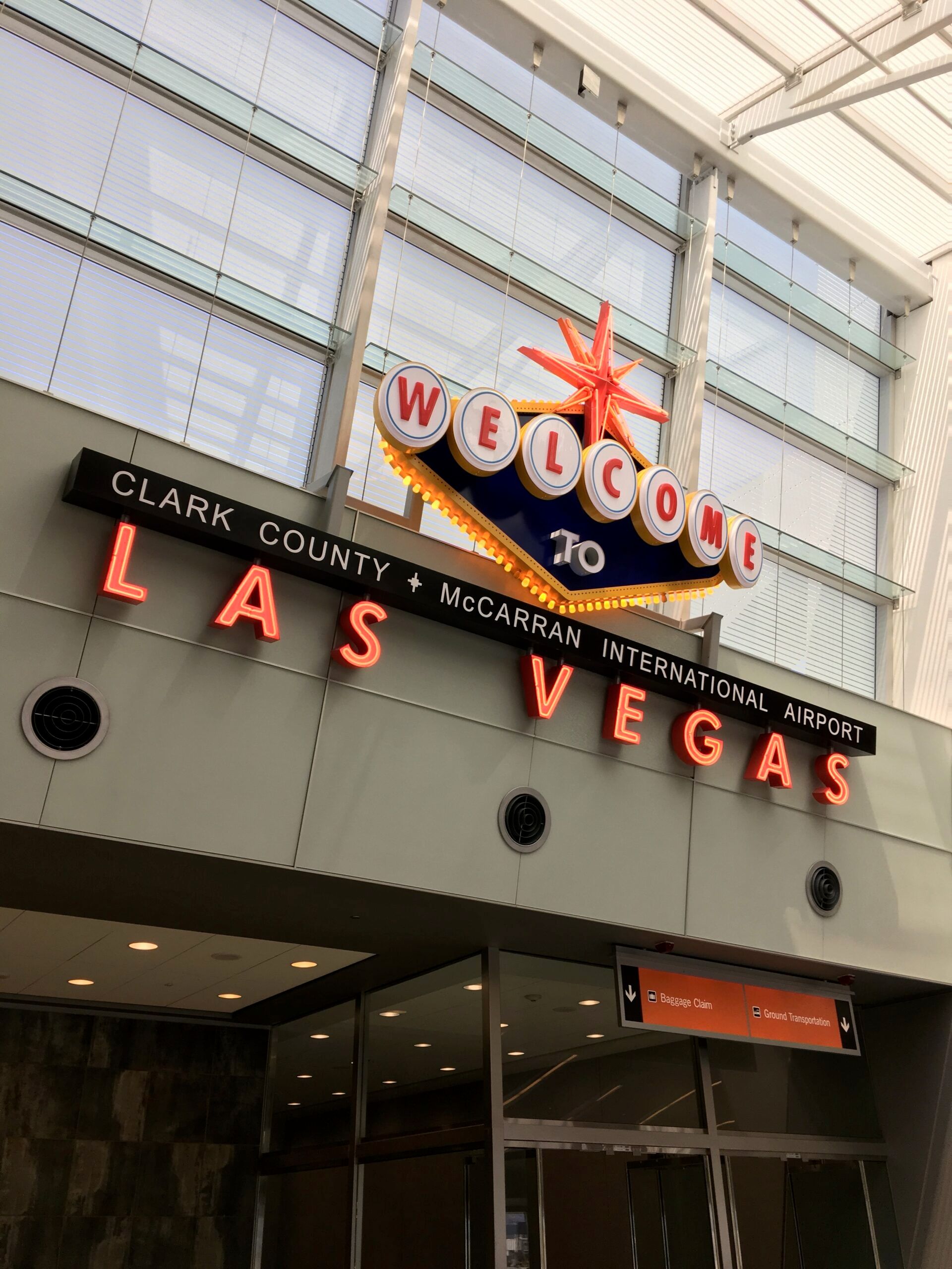 Wejście do las vegas airport z neonowym napisem welcome to las vegas.