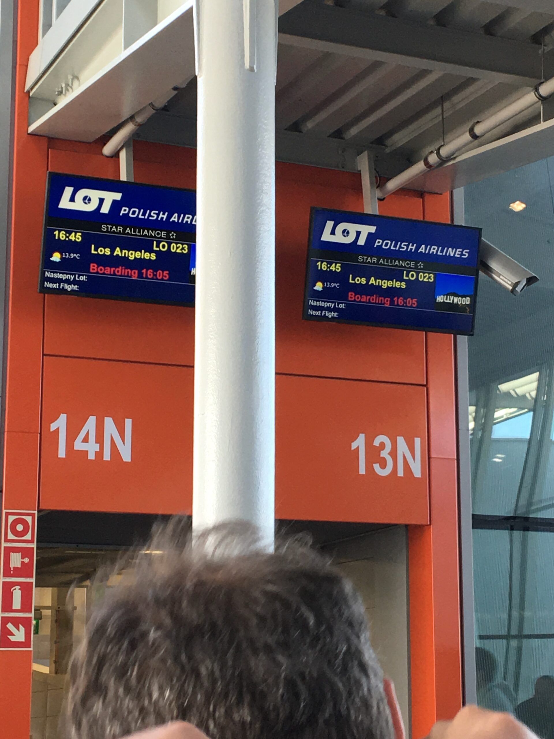 Tablica odlotów lot na lotnisku warszawa, lot do los angeles przy bramkach 13n i 14n