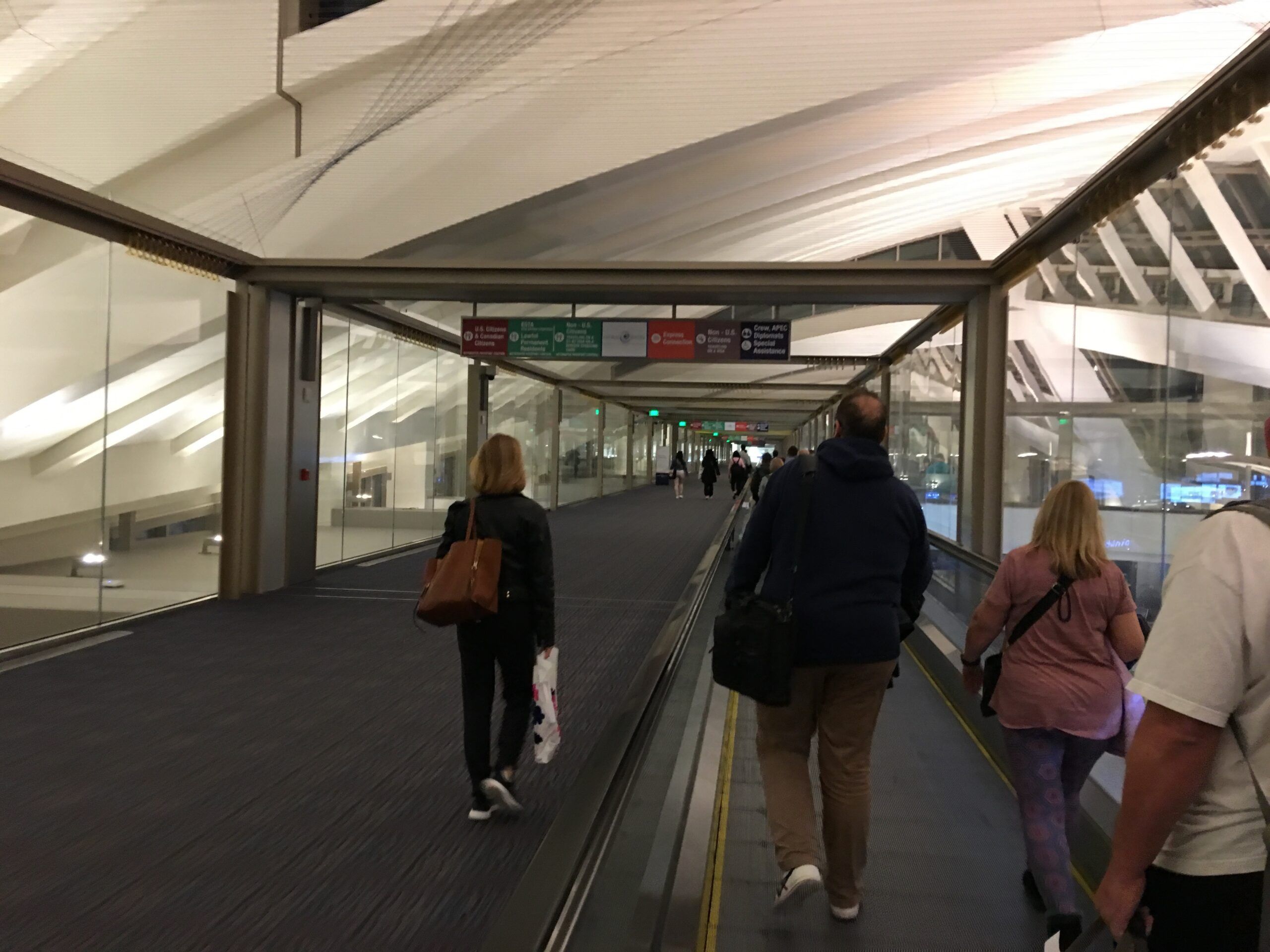Pasażerowie idą korytarzem w los angeles airport.