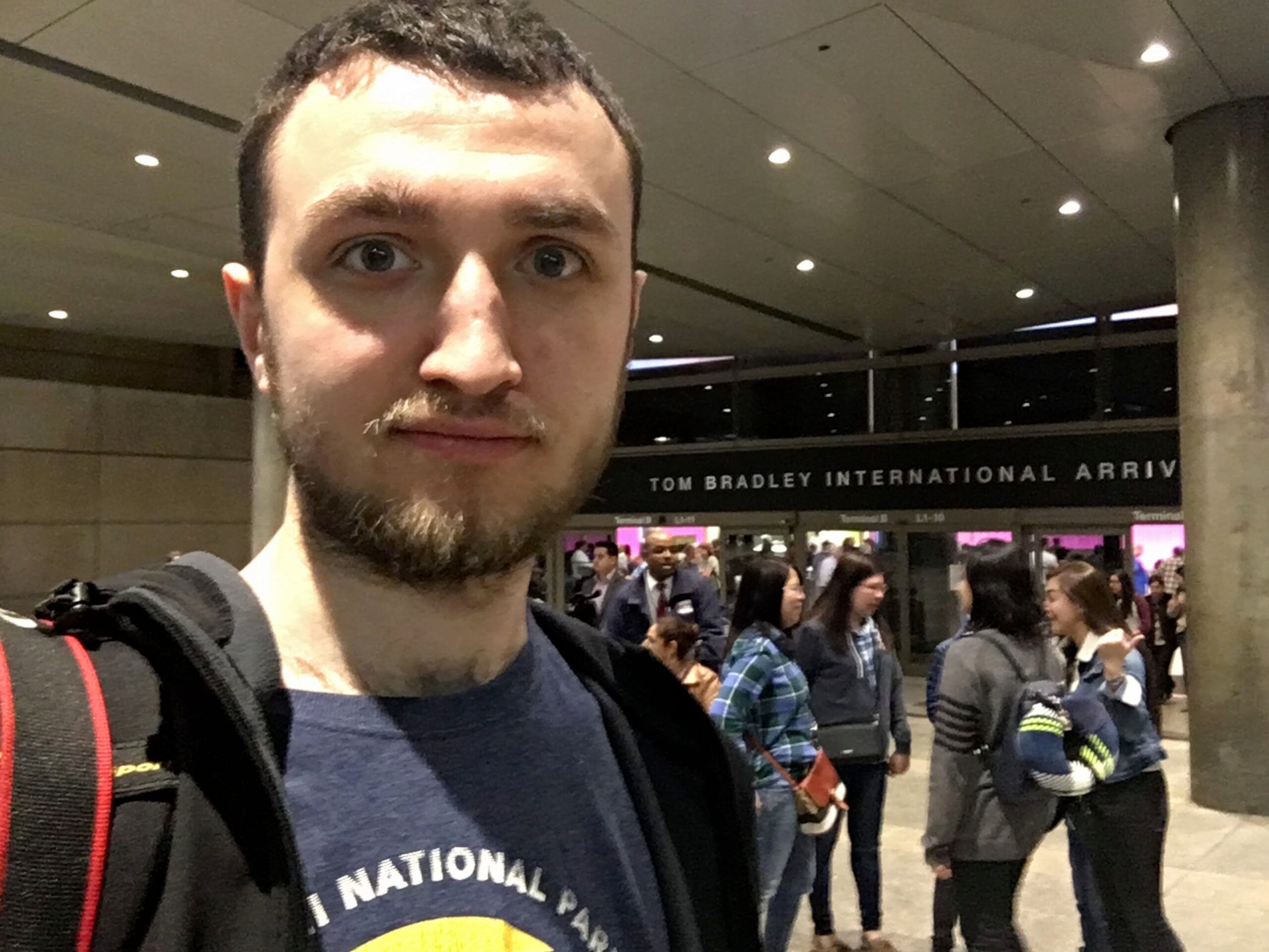 Selfie w tom bradley international arrivals na lotnisku w los angeles, w tle tłum podróżnych