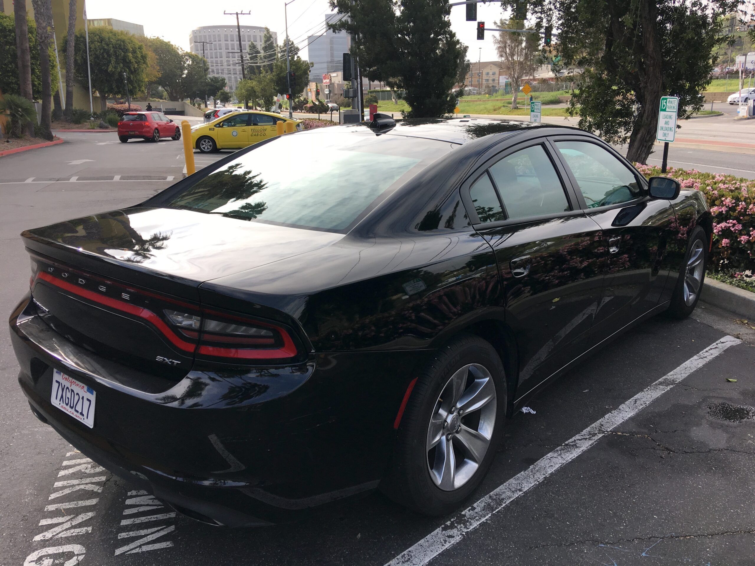 Czarny samochód dodge charger zaparkowany na parkingu w los angeles.