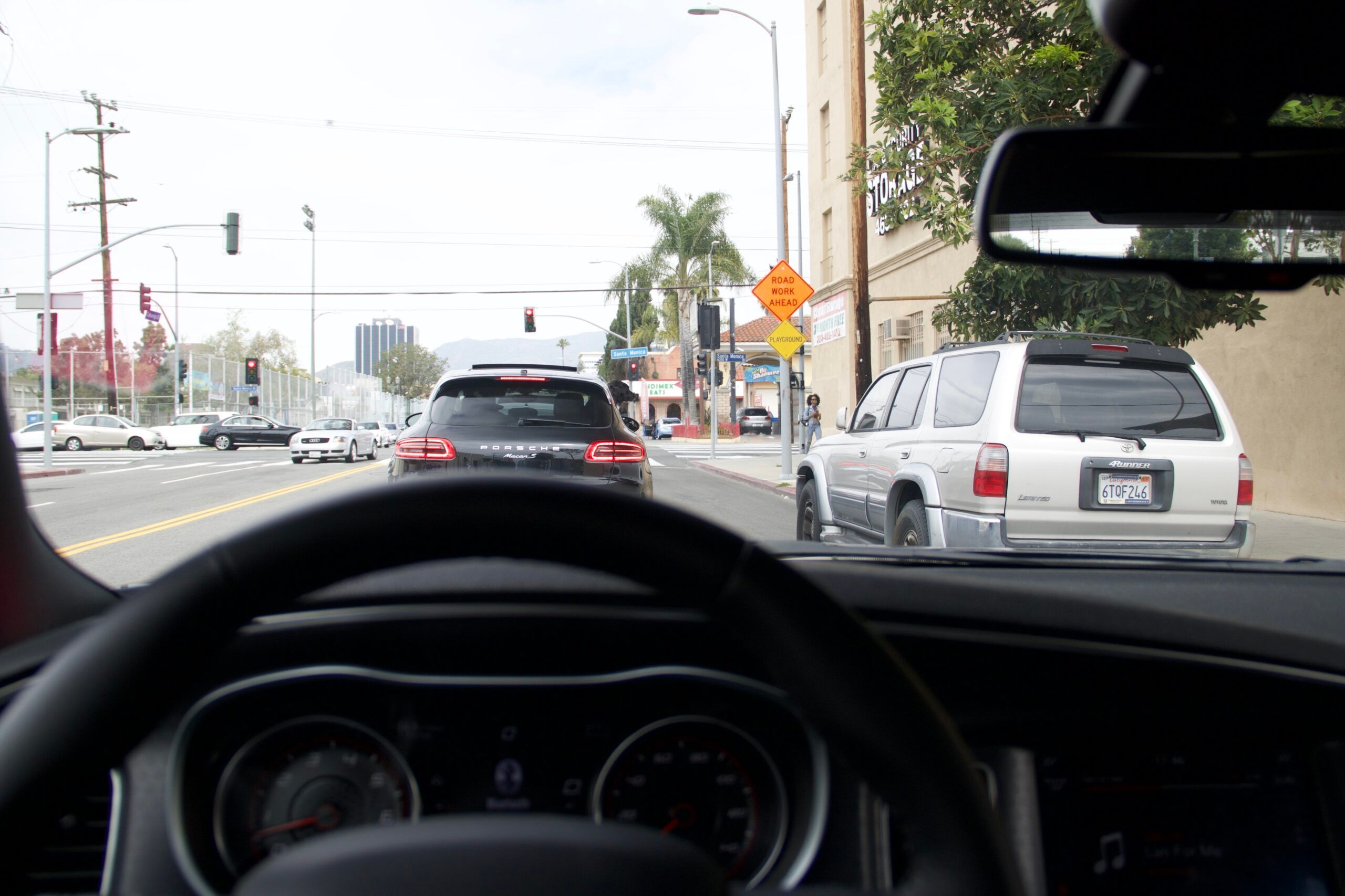 Widok z wnętrza samochodu na ulicę w los angeles z korkiem i znakami robót drogowych