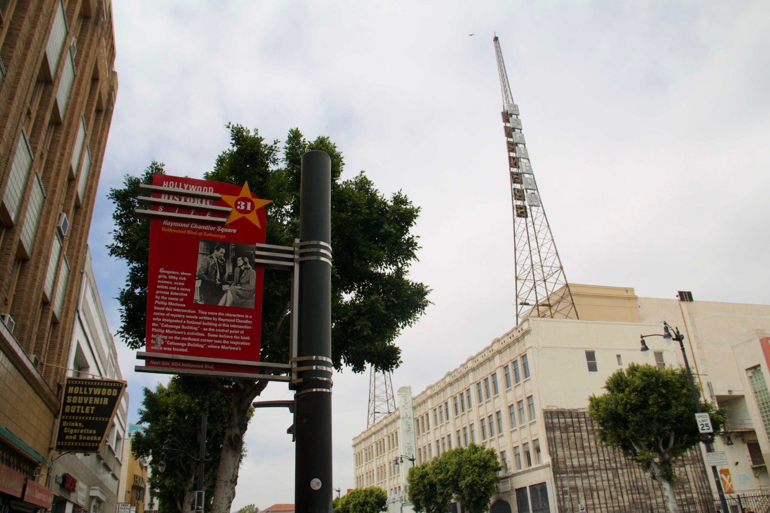 Hollywood historic district w los angeles z wysoką wieżą i miejskimi budynkami