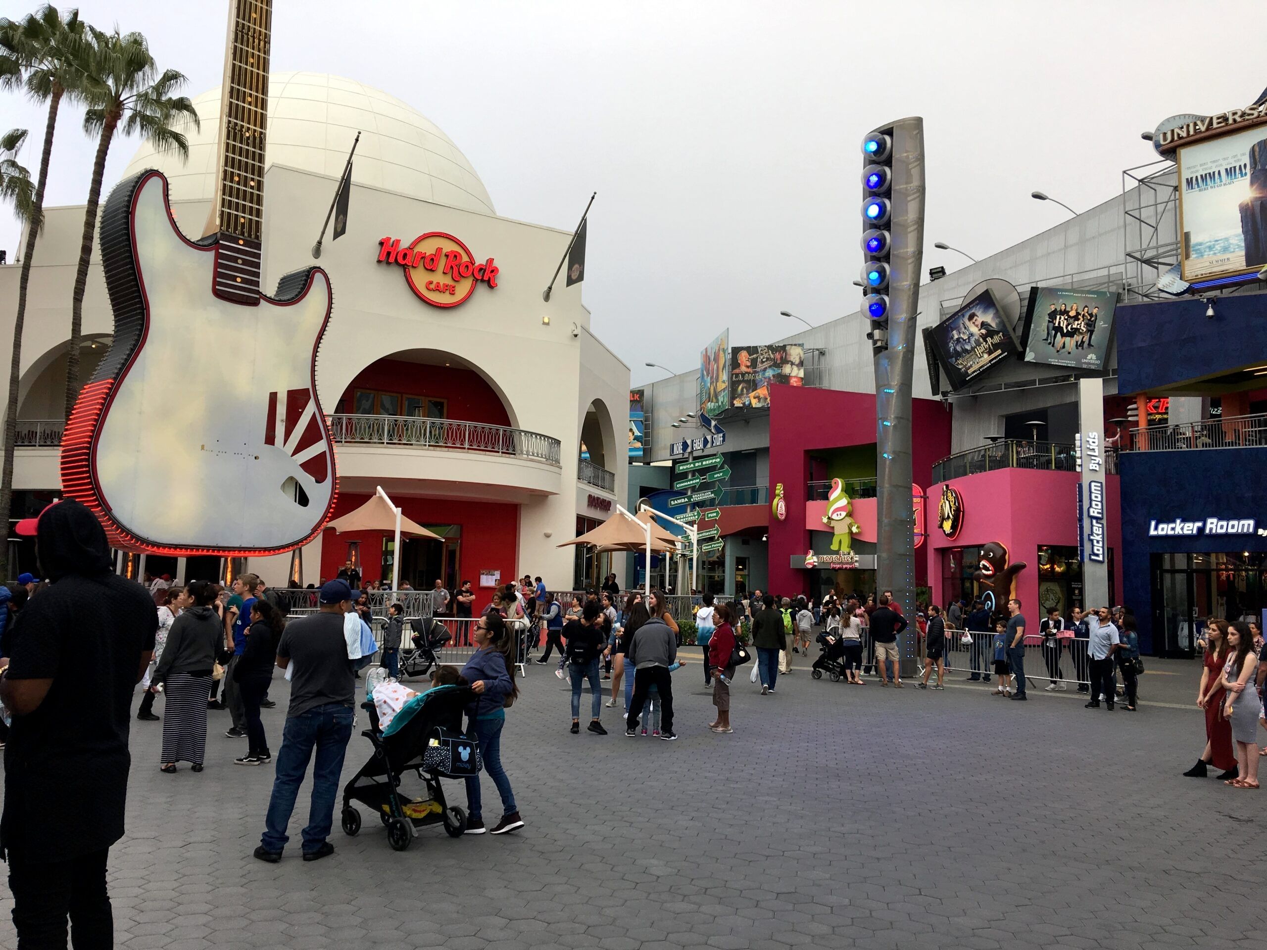Hard rock cafe w los angeles z wielką gitarą i tłumem przechodniów.