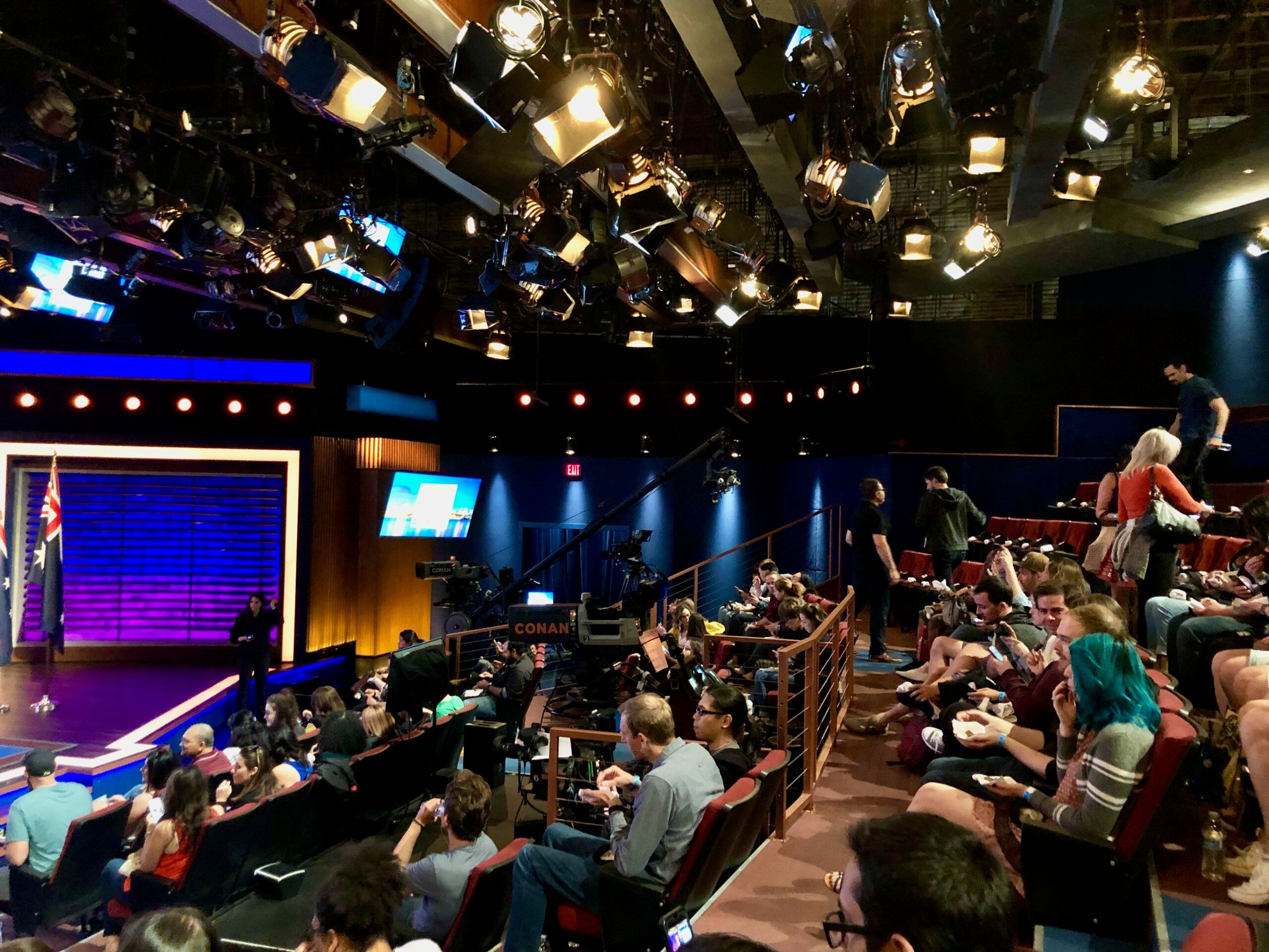Studio warner bros. W los angeles, widownia programu telewizyjnego z kamerami i oświetleniem sceny