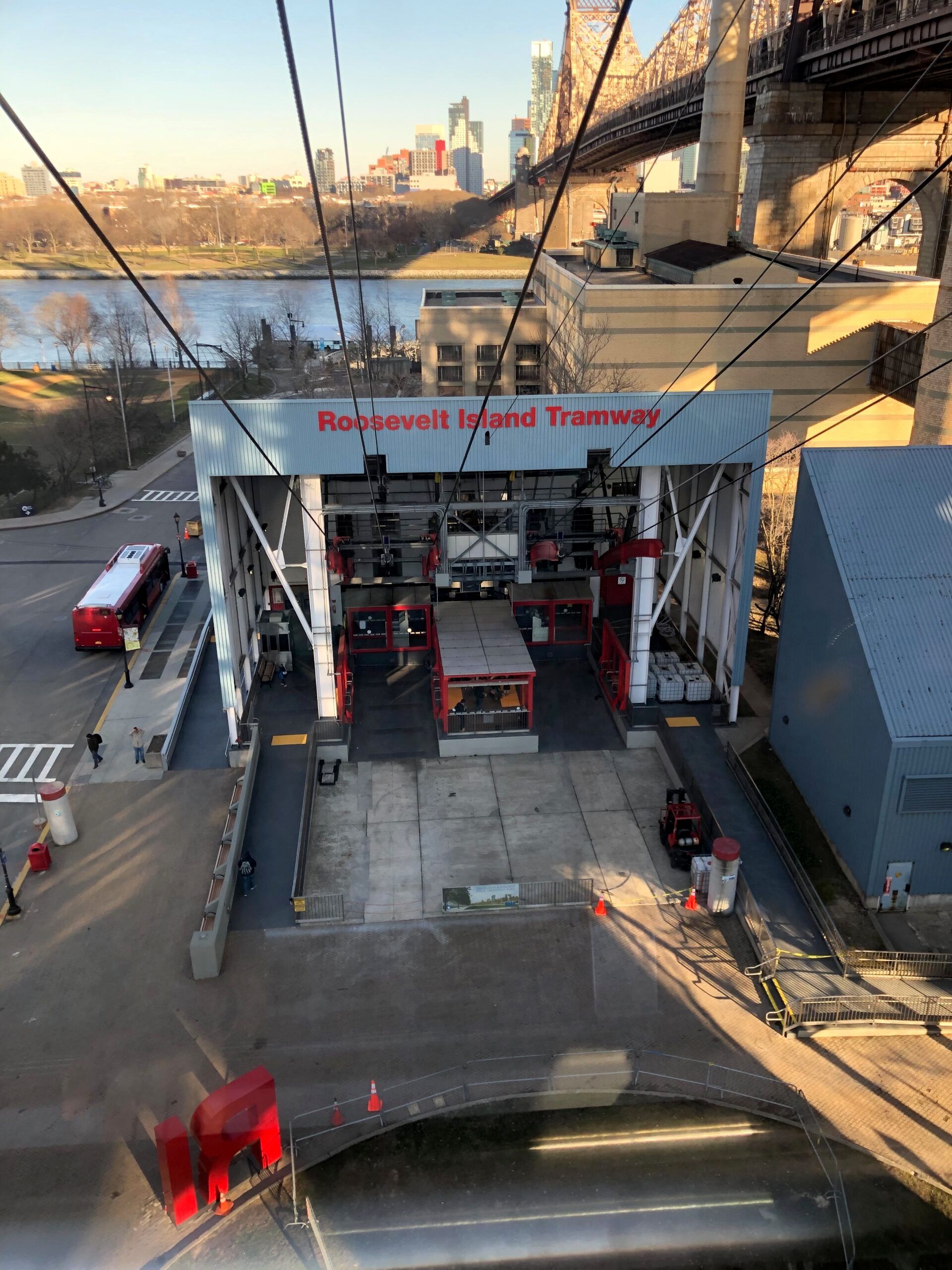 Roosevelt island tramway w nowym jorku z widokiem na most i rzekę