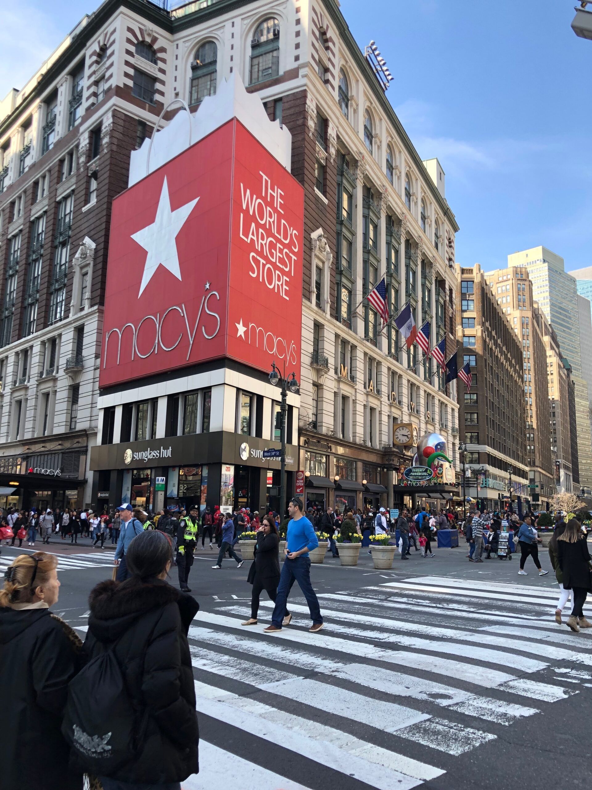 Macy’s w nowym jorku z ruchliwym przejściem dla pieszych i tłumem przechodniów