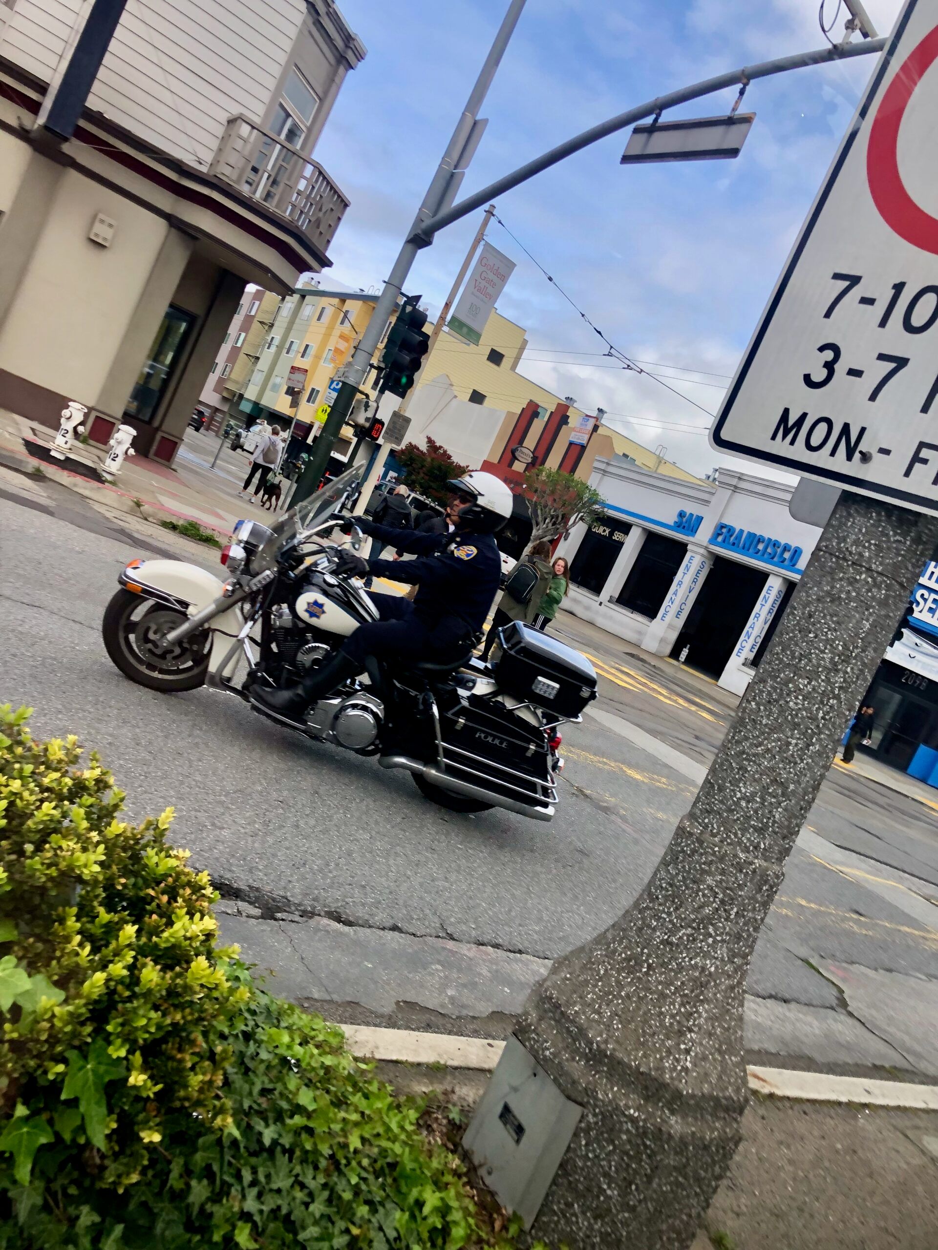 Policjant na motocyklu patrolowym w san francisco na skrzyżowaniu ulic.