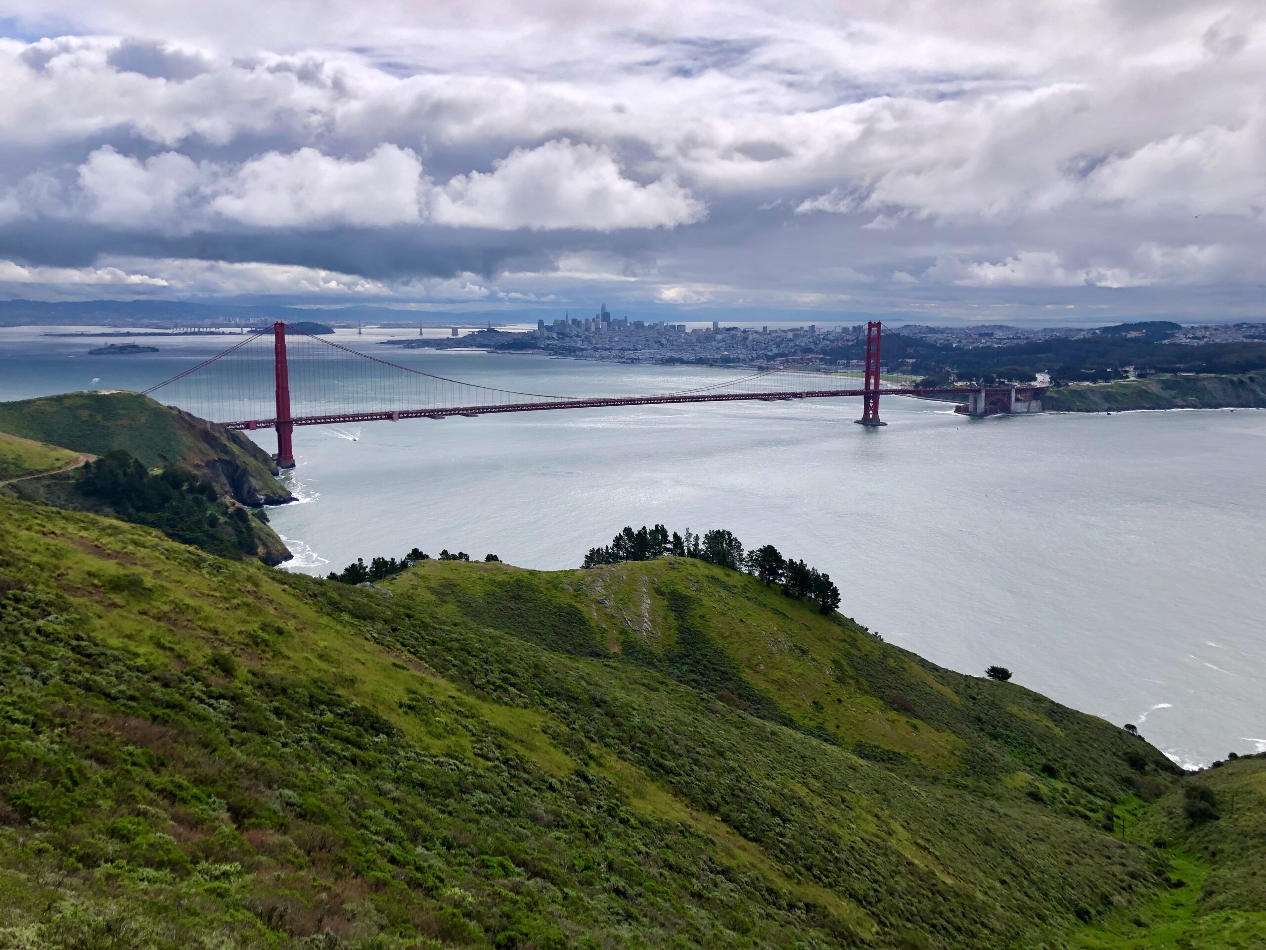 Most golden gate bridge w san francisco nad zatoką, widziany z zielonych wzgórz.