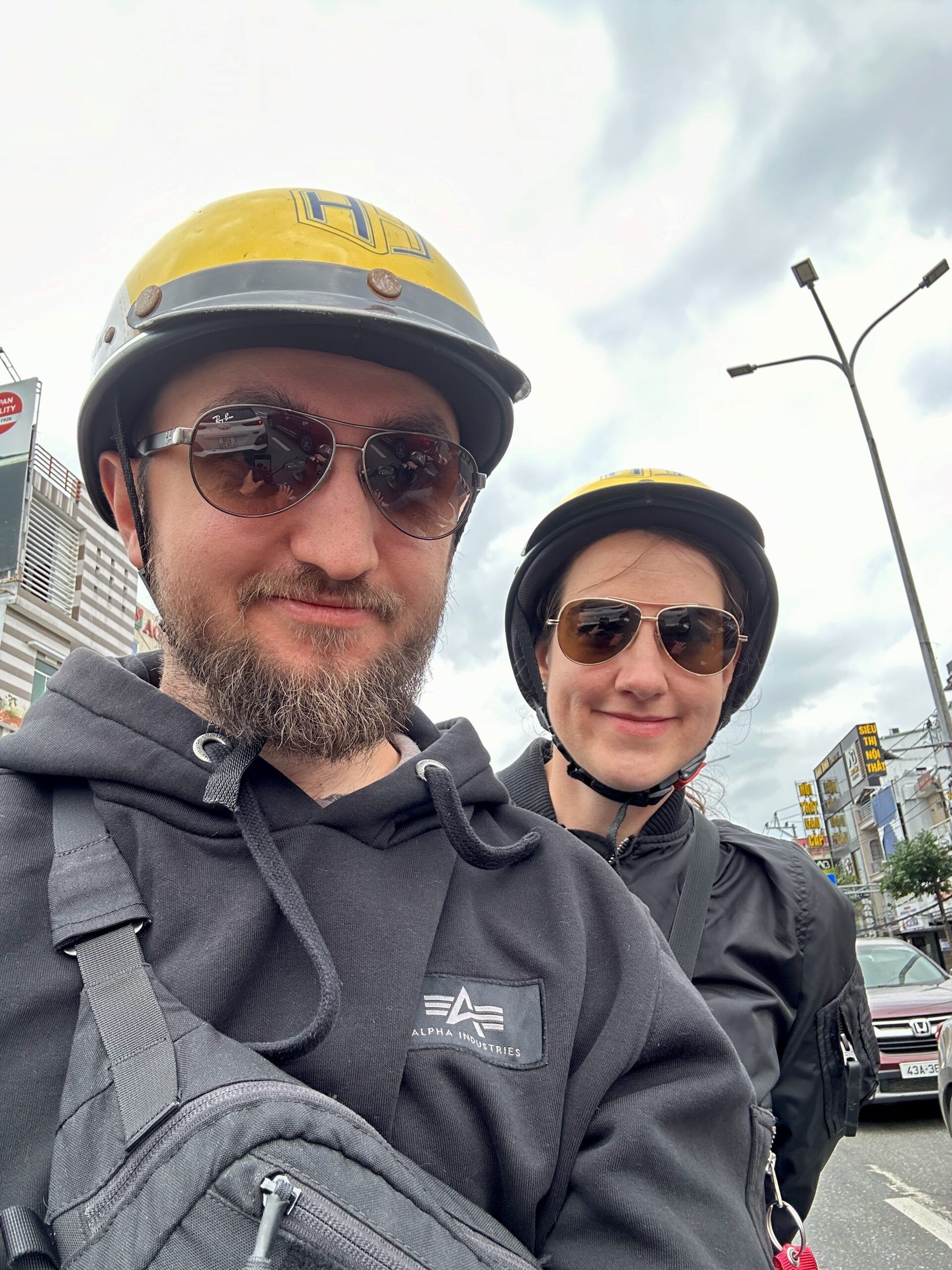 Para motocykli w da nang w kaskach i okularach przeciwsłonecznych na ulicy.