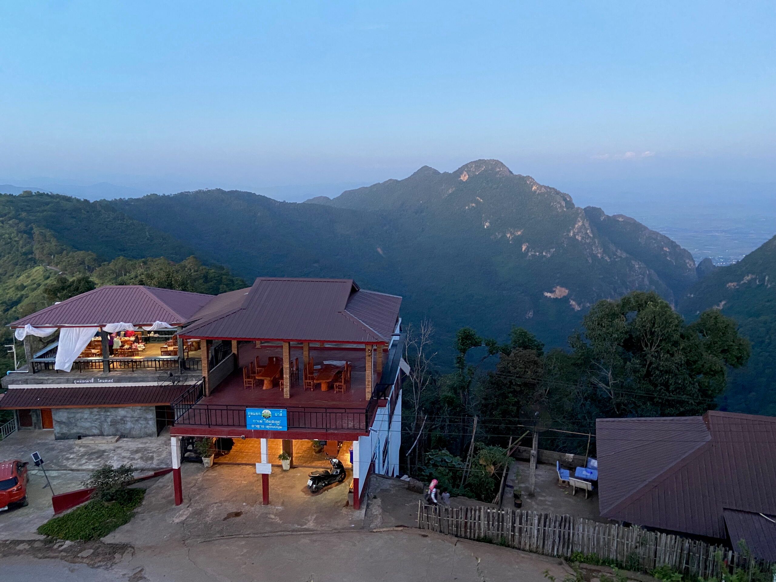 Punkt widokowy pha hi village w chiang rai z górami w tle o zmierzchu
