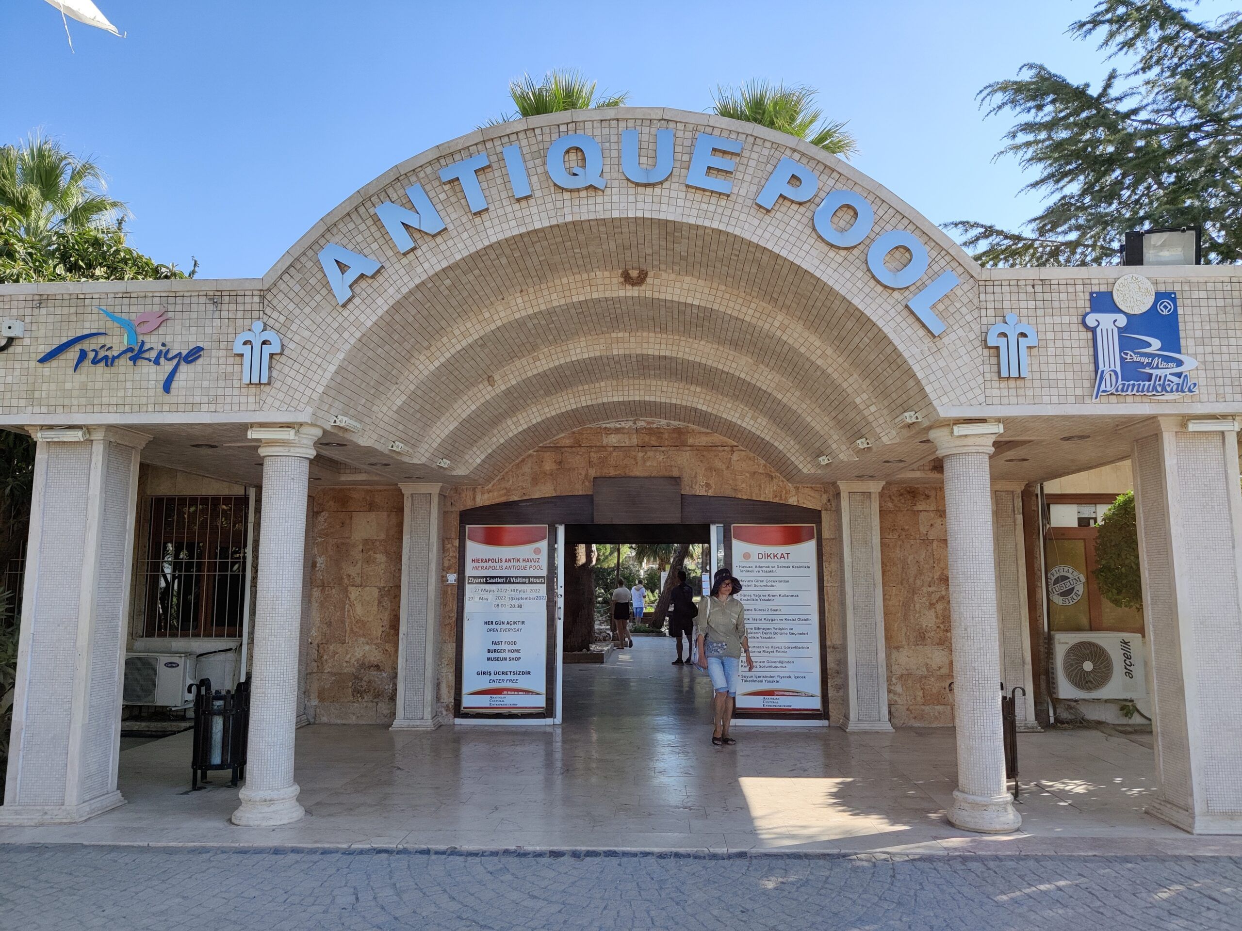 Wejście do antique pool w pamukkale cleopatra antique pools w turcji z łukowym napisem i kolumnami