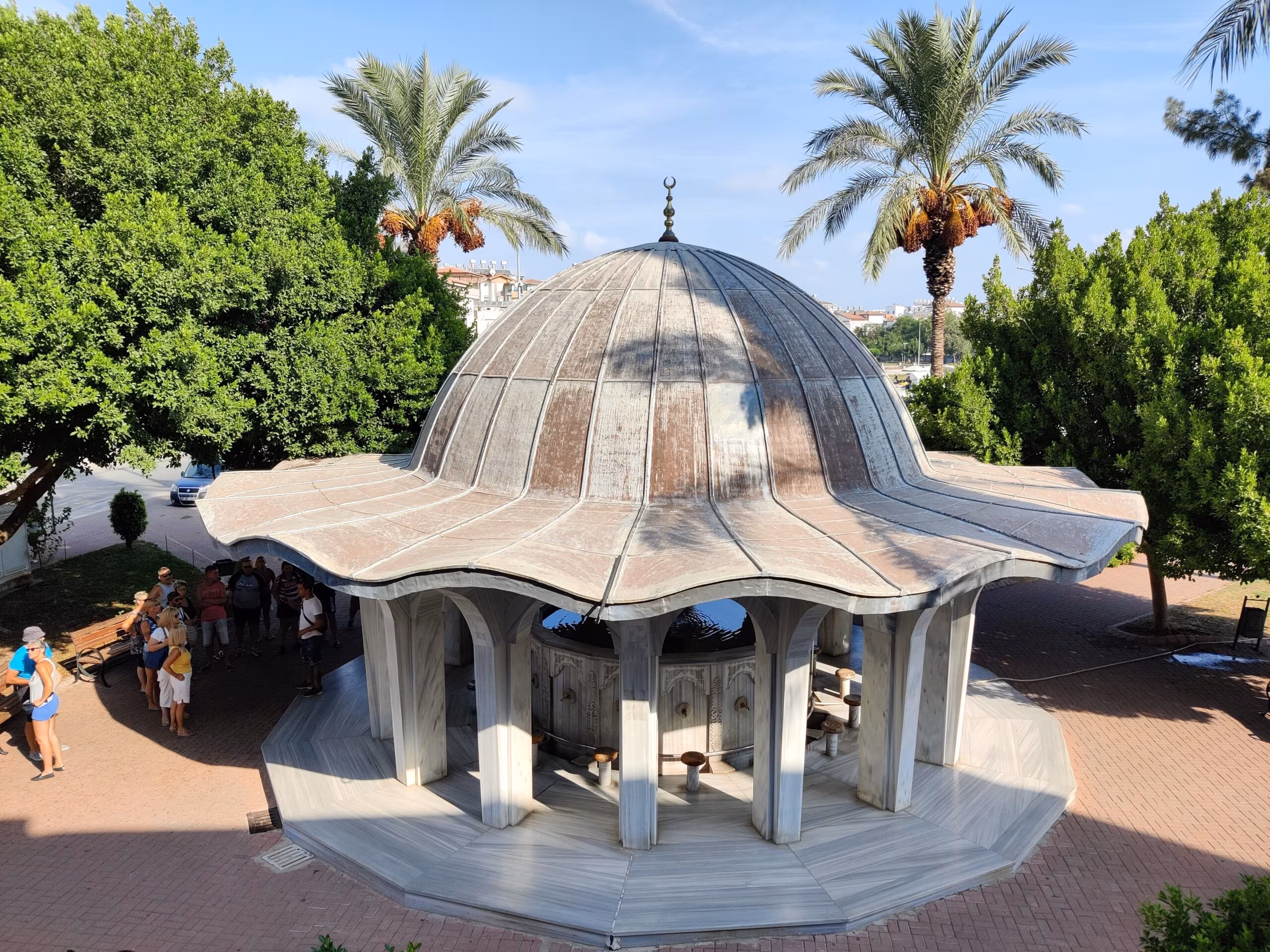 Cami manavgat w turcji z kopułą i palmami w otoczeniu