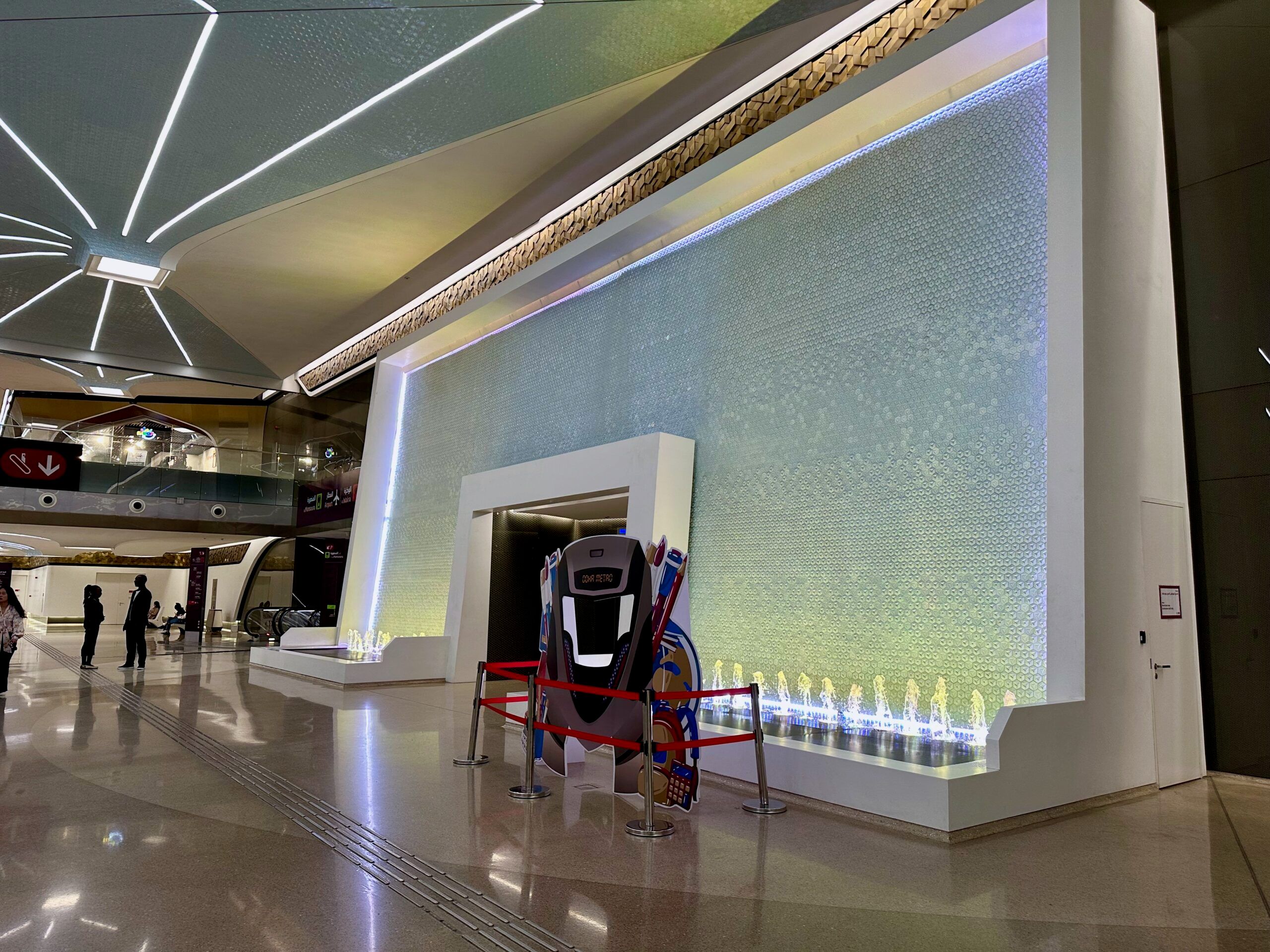 Wnętrze doha metro w katarze z nowoczesną ścianą dekoracyjną i instalacją przy wejściu