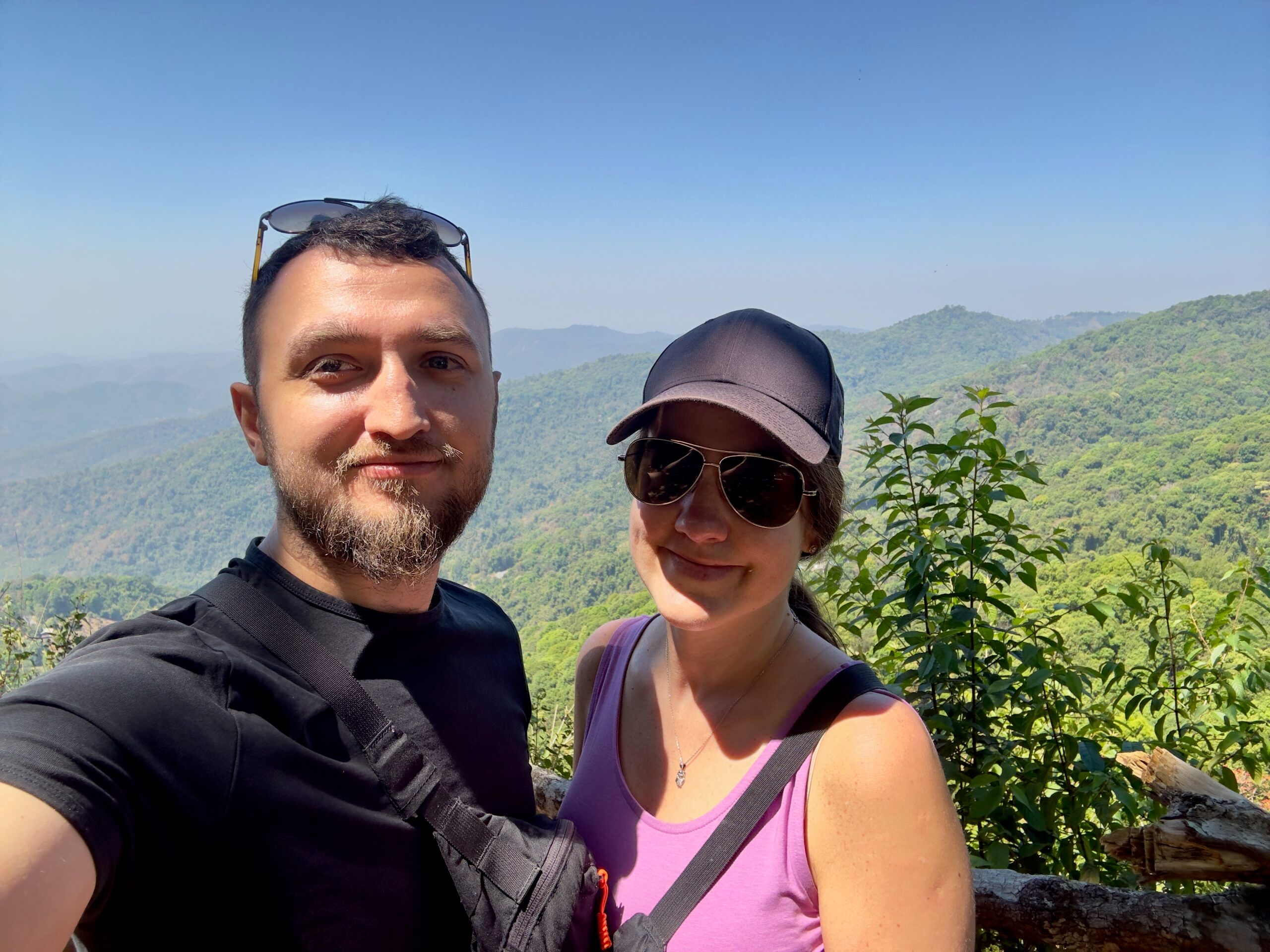 Dwoje turystów na doi pui viewpoint w chiang mai z górskim krajobrazem w tle