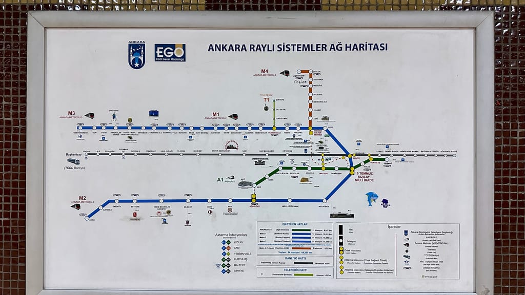 Mapa linii metra ankary w białej ramie na mozaikowej ścianie.
