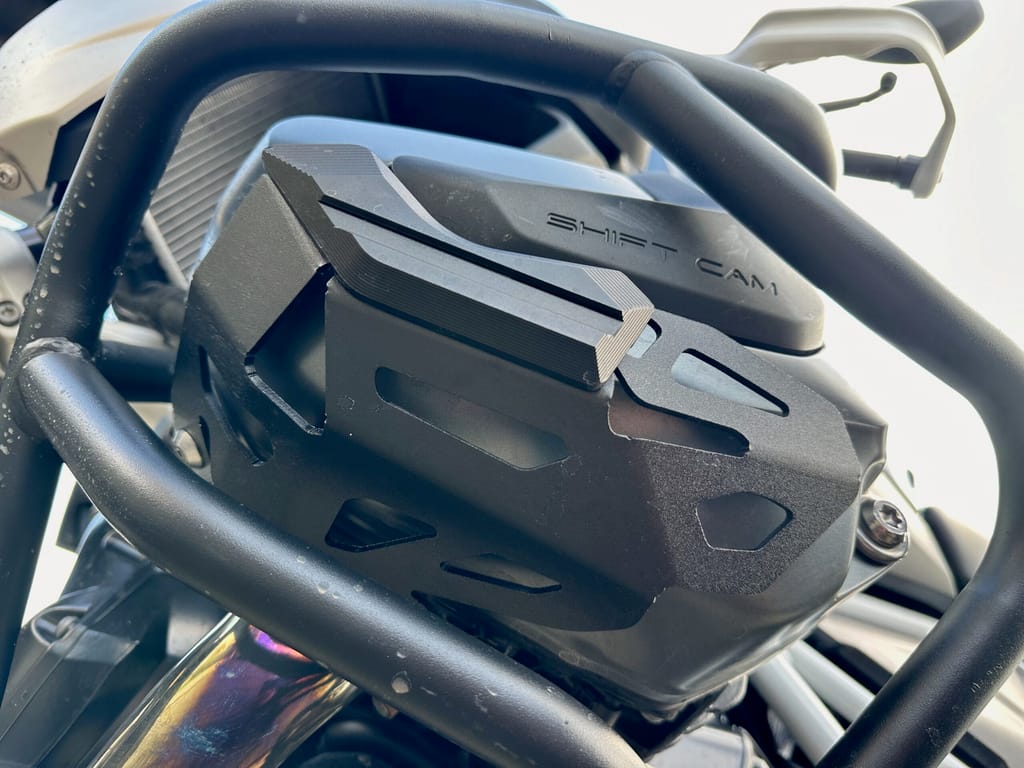 Zbliżenie osłony silnika bmw r1250gs z napisem shiftcam oraz rurami ochronnymi