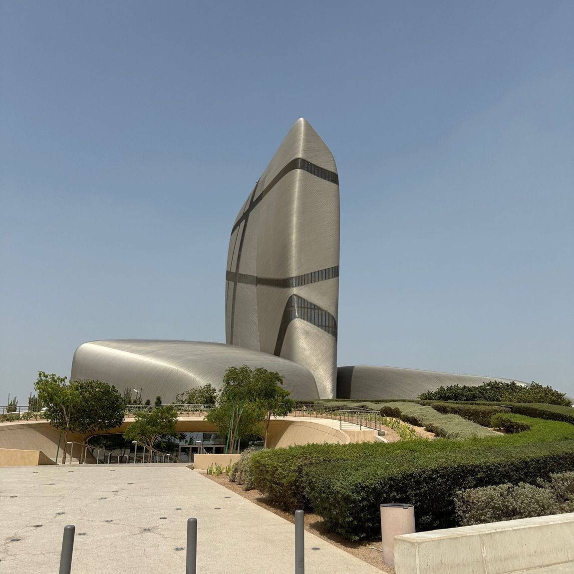 Ithra w dammam, nowoczesny budynek o futurystycznej bryle pod bezchmurnym niebem