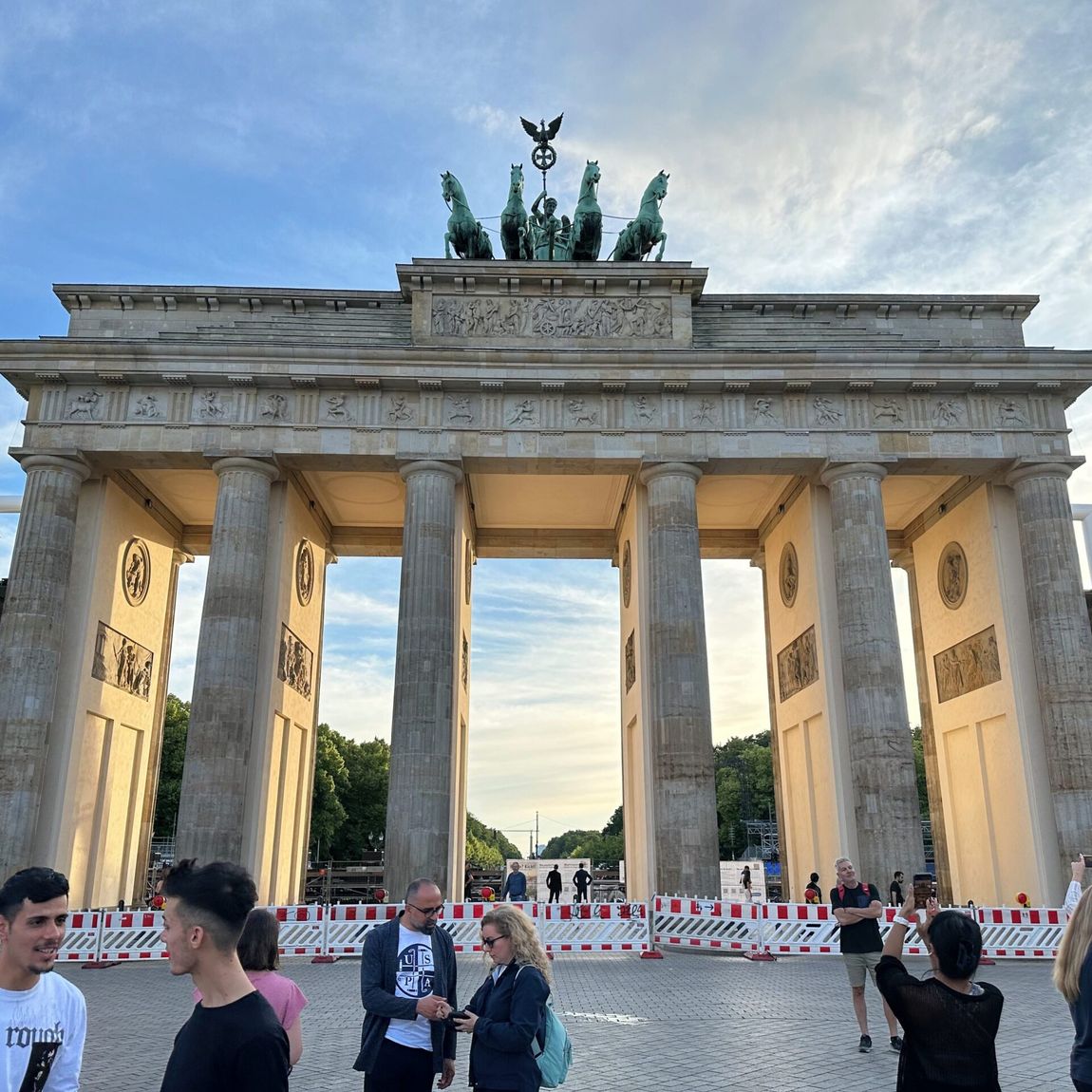 Brama brandenburska w berlinie z turystami na placu