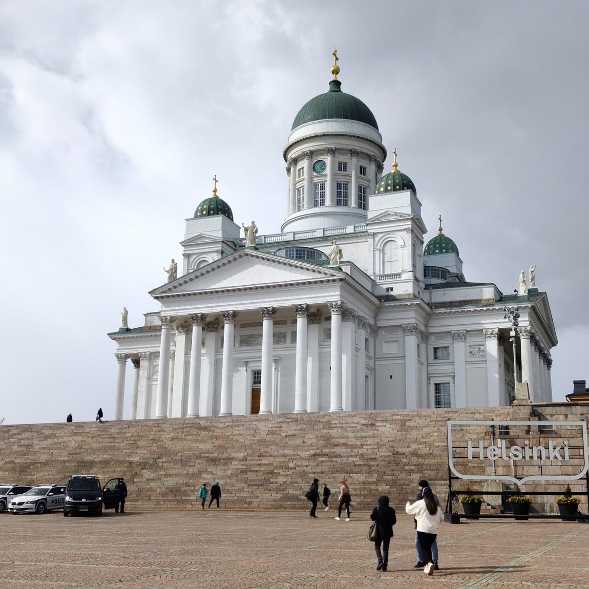 Katedra w helsinkach na placu senaatintori z napisem helsinki na pierwszym planie