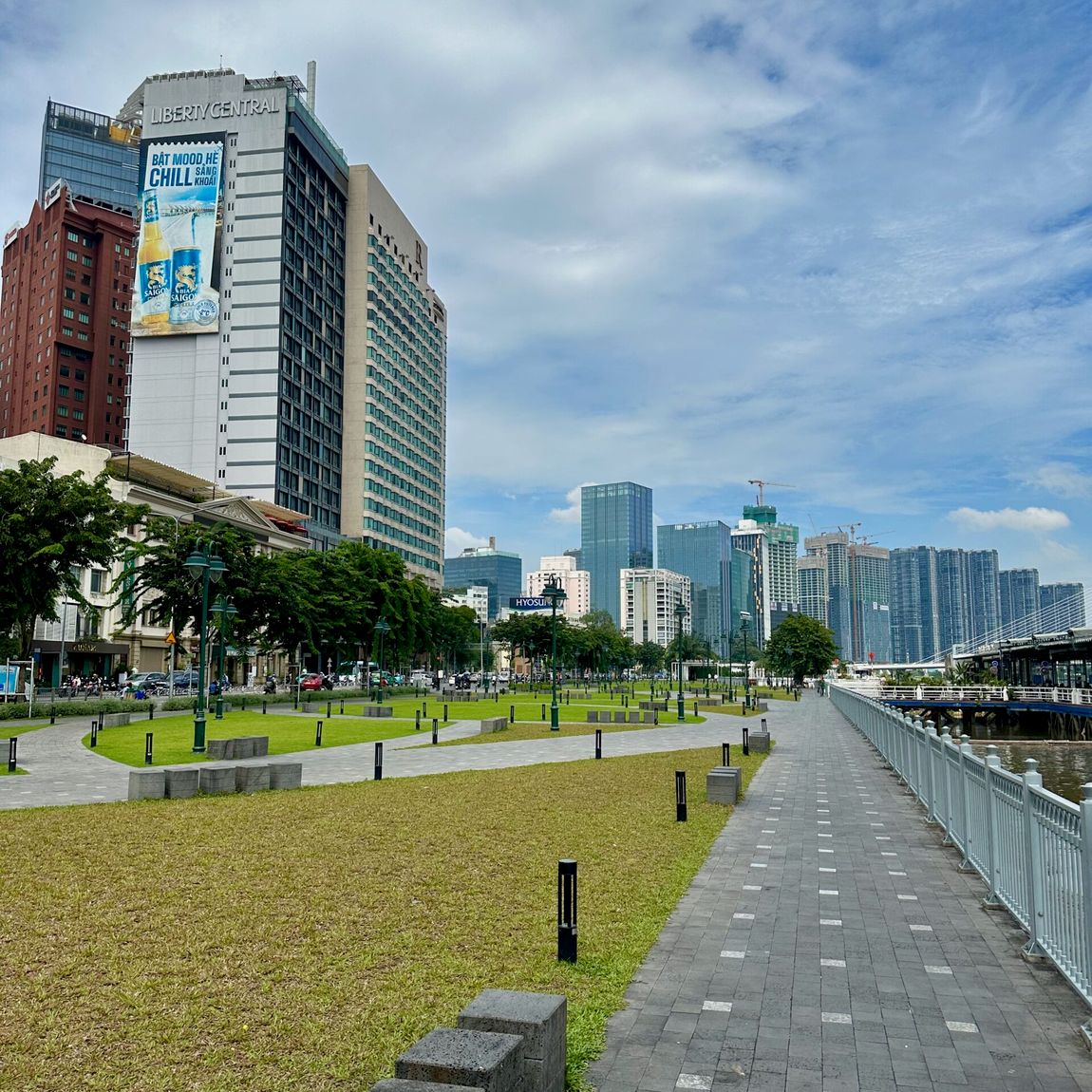 Park bach dang quay w ho chi minh z promenadą, trawnikiem i wieżowcami w tle