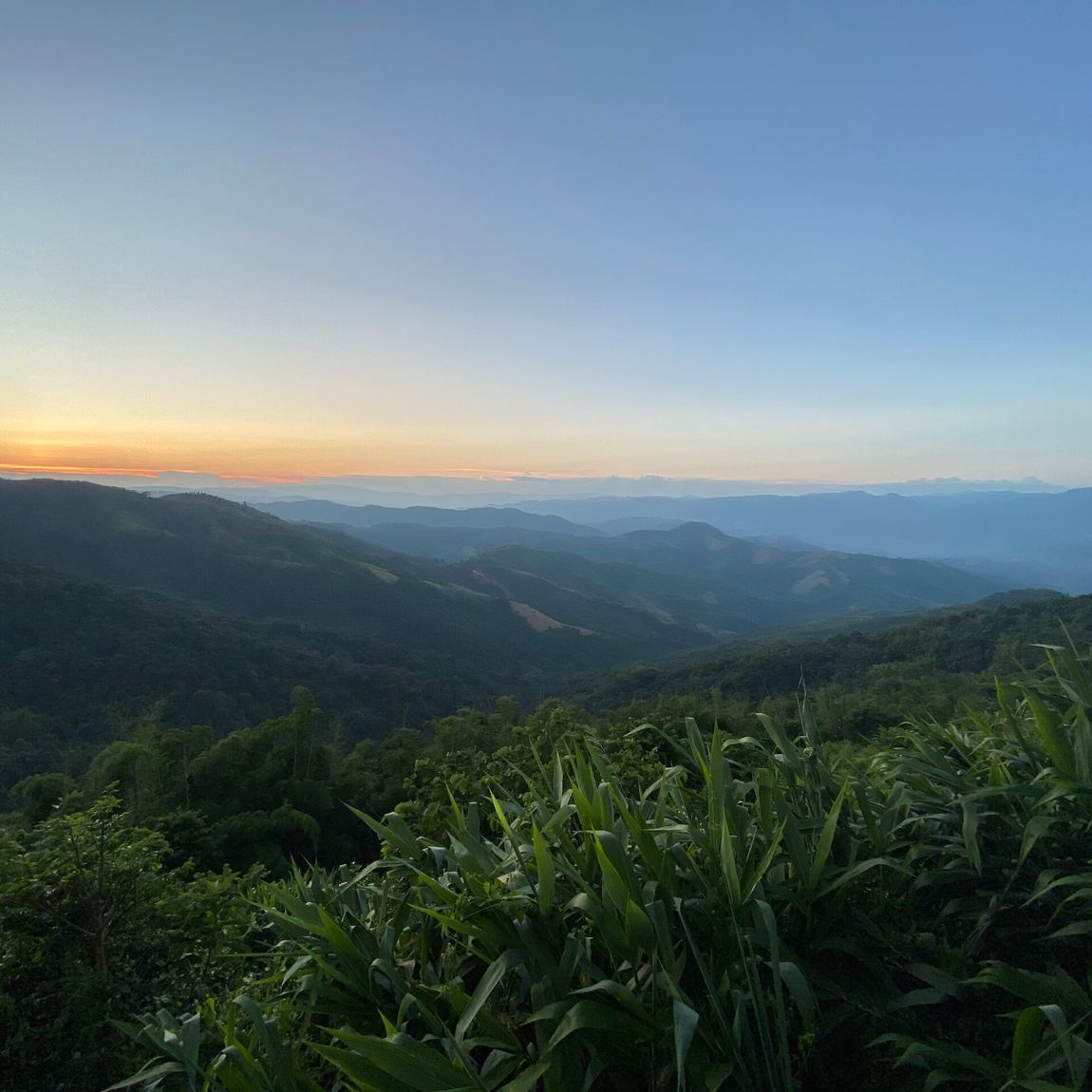 Wschód słońca nad wzgórzami chang moon w chiang rai, tajlandia