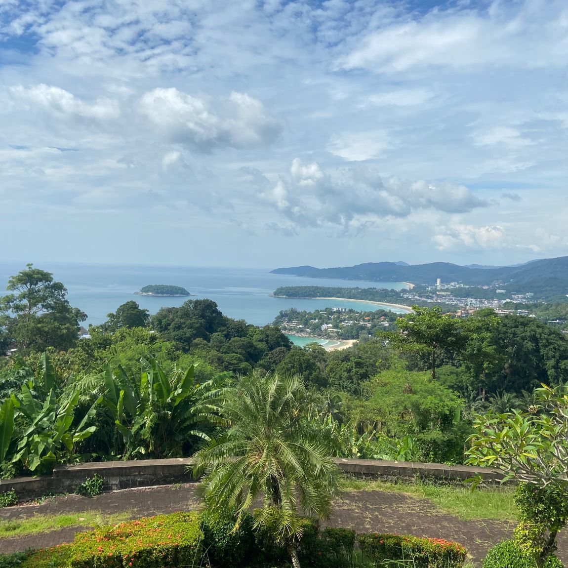 Widok na phuket w tajlandii: zielone wzgórza, zatoka i plaża pod zachmurzonym niebem