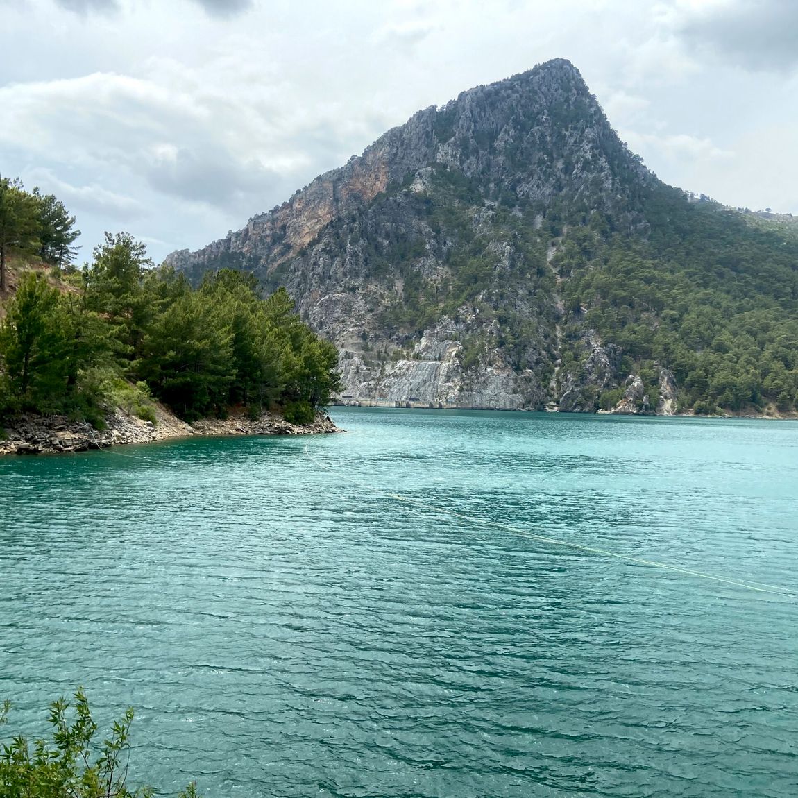 Green canyon na tureckiej riwierze z turkusową wodą i skalistymi, zalesionymi zboczami