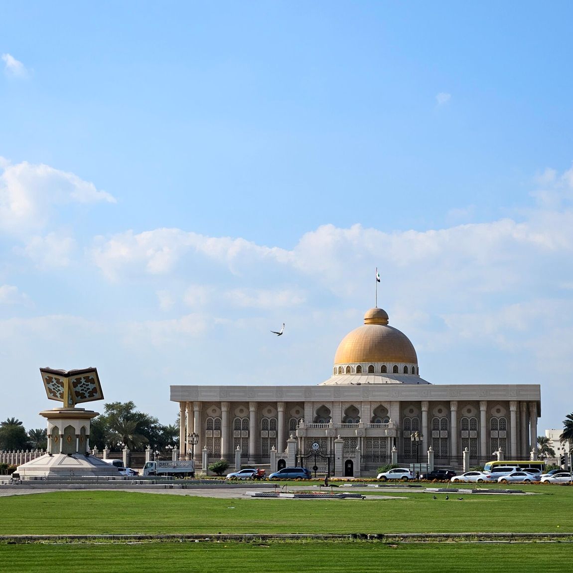 Sharjah cultural square z złotą kopułą i otwartą księgą w uae