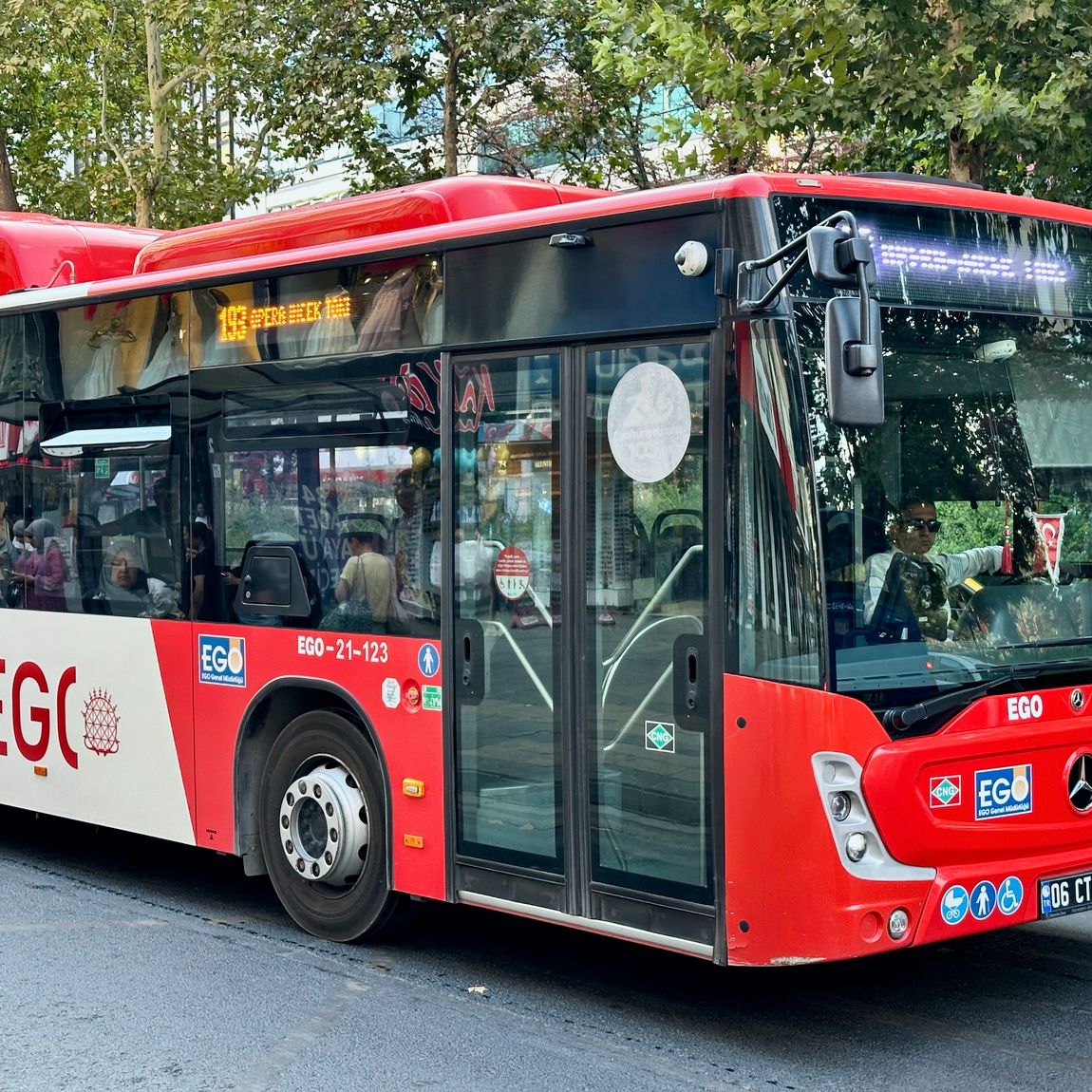 Czerwony autobus miejski ego w ankarze w turcji.