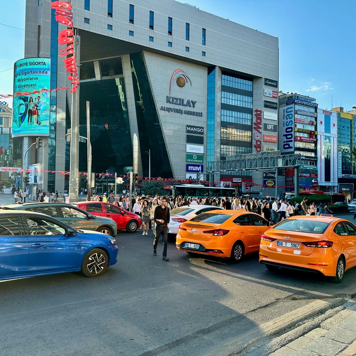 Centrum handlowe kızılay w ankarze z ruchem ulicznym i tłumem pieszych
