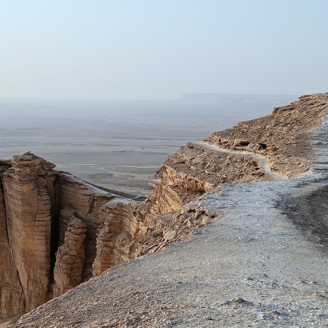 Rocky cliff overlooking the desert at saudi arabia’s edge of the world