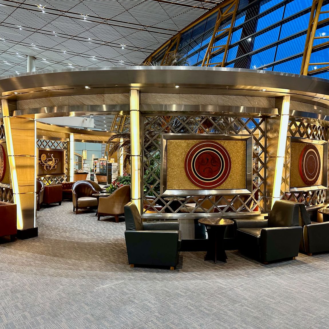 Salon biznesowy air china w pekinie z eleganckimi fotelami i dekoracyjną okrągłą zabudową