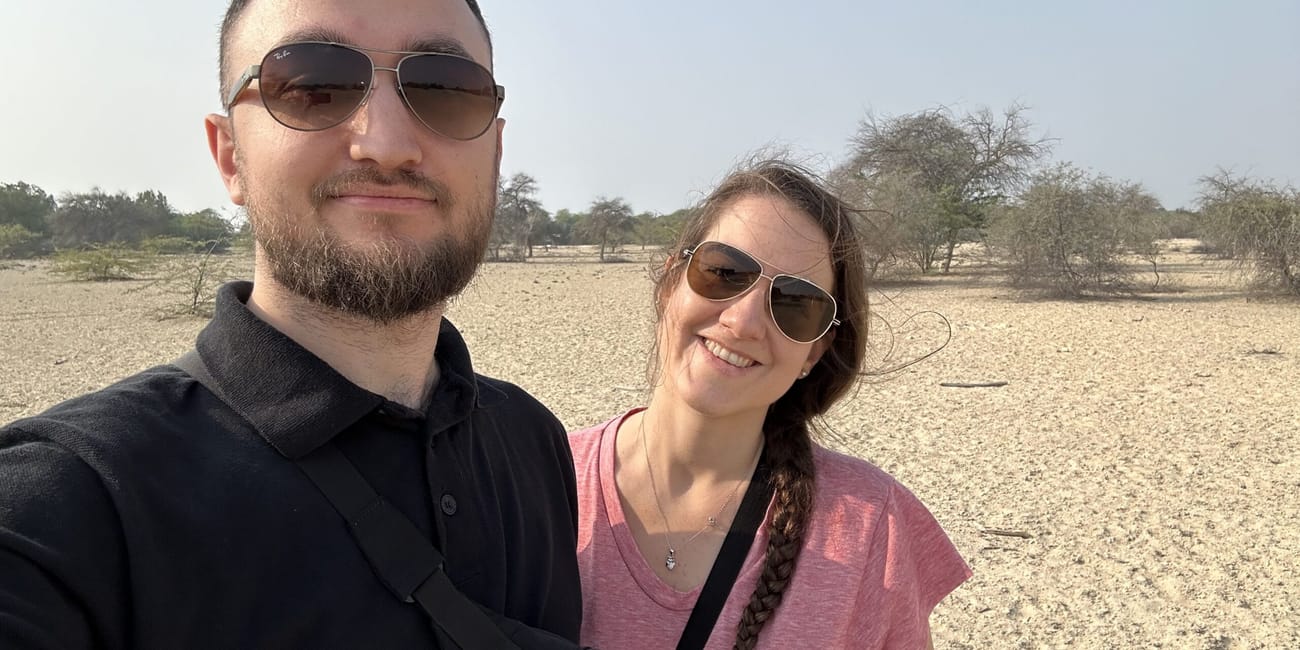 Para zwiedza al areen wildlife park na pustynnym terenie w bahrajnie.