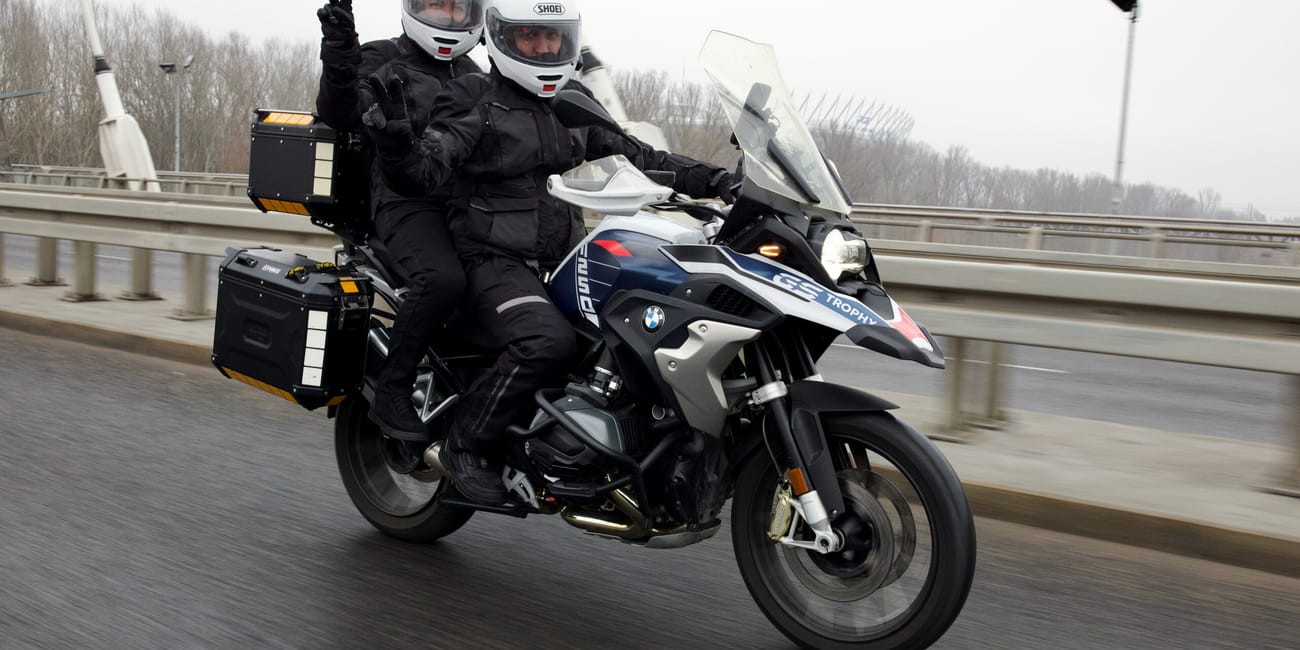 Jadzia i filip jadą motocyklem bmw gs na drodze.