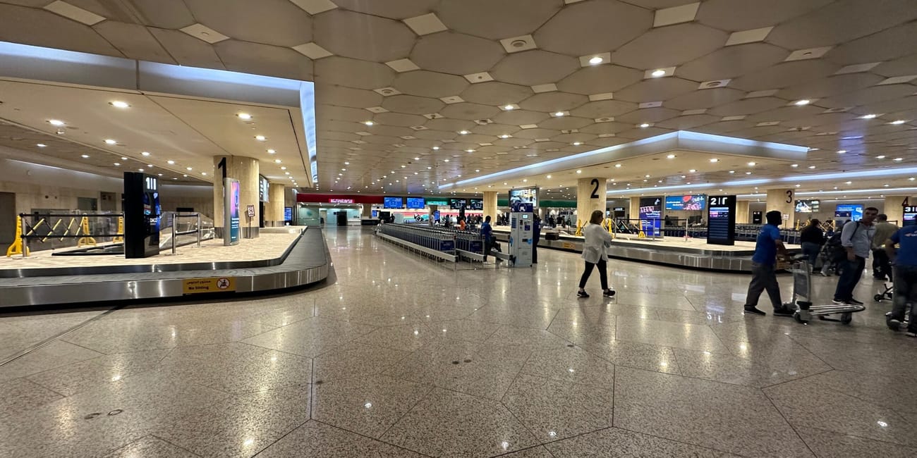 Hala przylotów i odbioru bagażu na lotnisku w arabii saudyjskiej