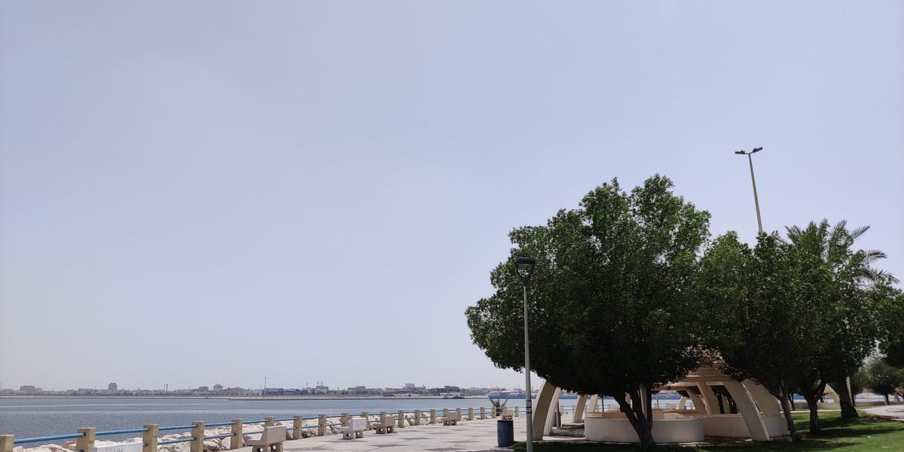 Nadmorska promenada dammam khobar sea front w arabii saudyjskiej z drzewami i ławkami przy wodzie
