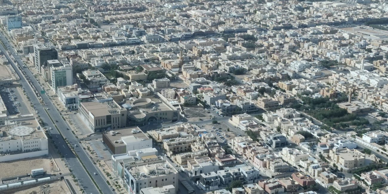 Panorama rijadu z widokiem na rozległą zabudowę i główną arterię przy kingdom centre tower