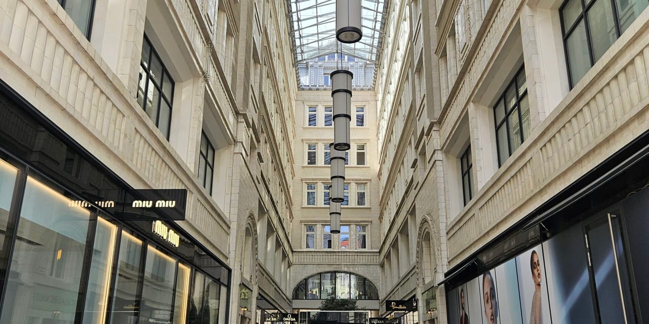 Wiedeńska galeria handlowa z przeszklonym dachem i butikami.