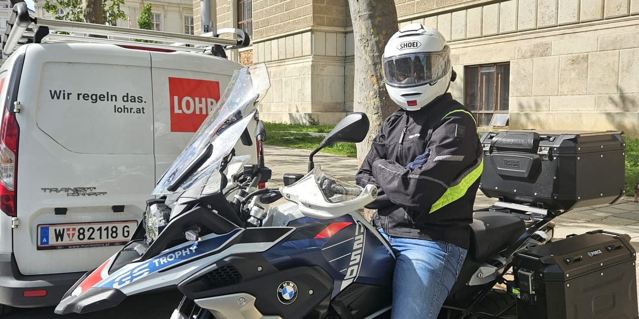 Motocyklista na bmw gs trophy przy kamienicy w wiedniu.