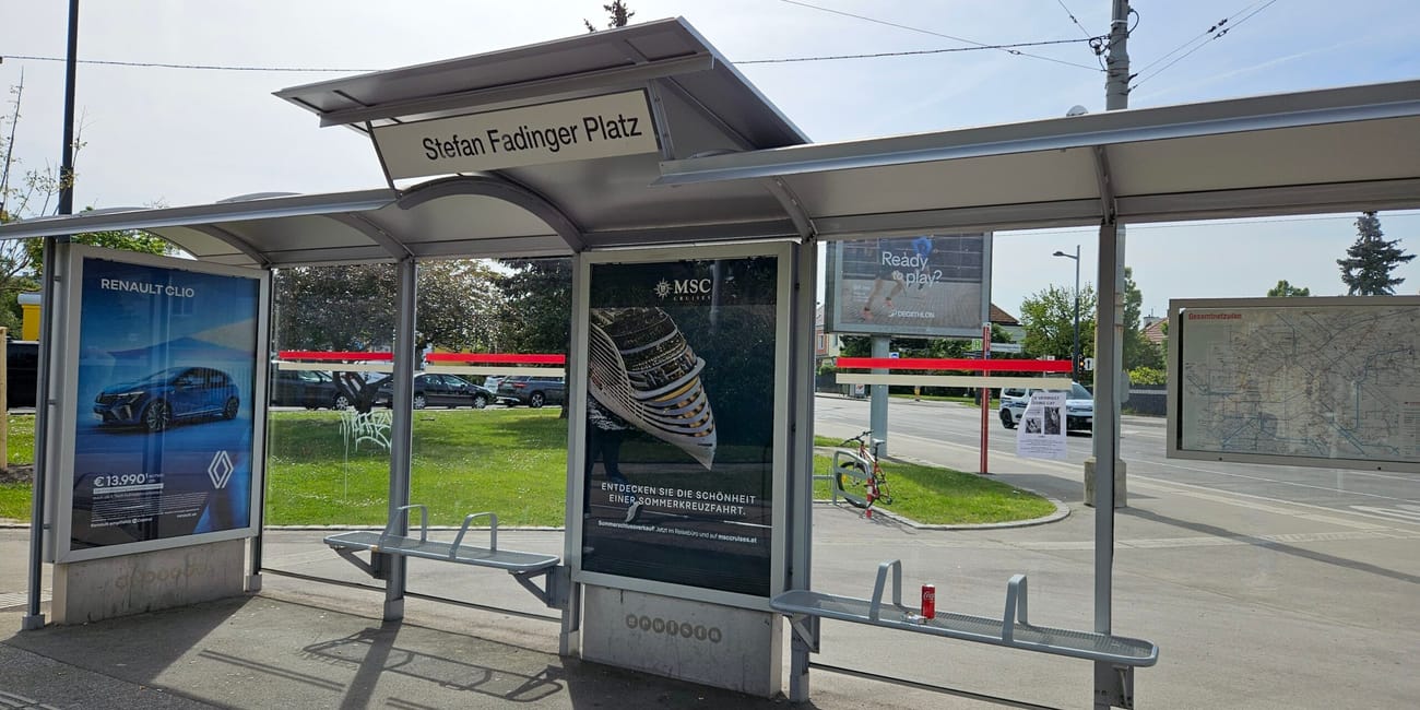 Przystanek tramwajowy stefan fadinger platz w wiedniu z wiatą, ławkami i rozkładem jazdy