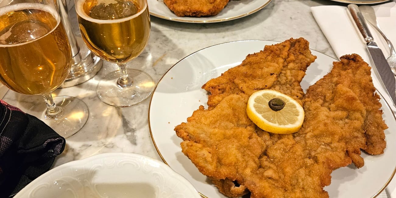 Wiedeńska kolacja z wiener schnitzlem, ziemniakami i piwem w austrii